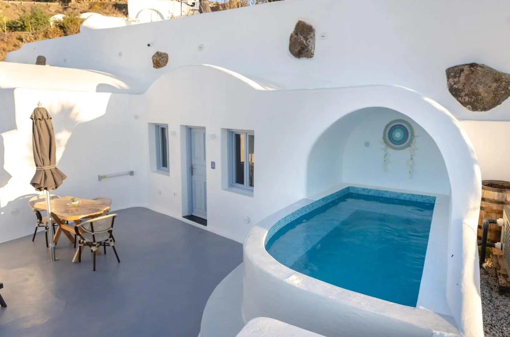 Hot Tub in Sun Angelos Oia - Luxury Cave Suites