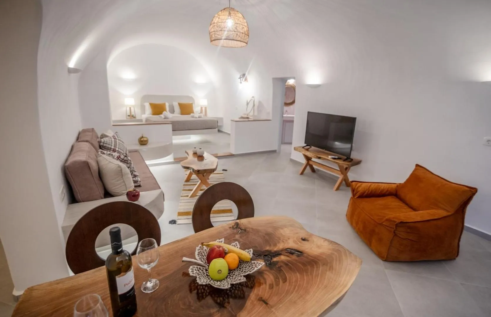 Communal lounge/ TV room in Sun Angelos Oia - Luxury Cave Suites