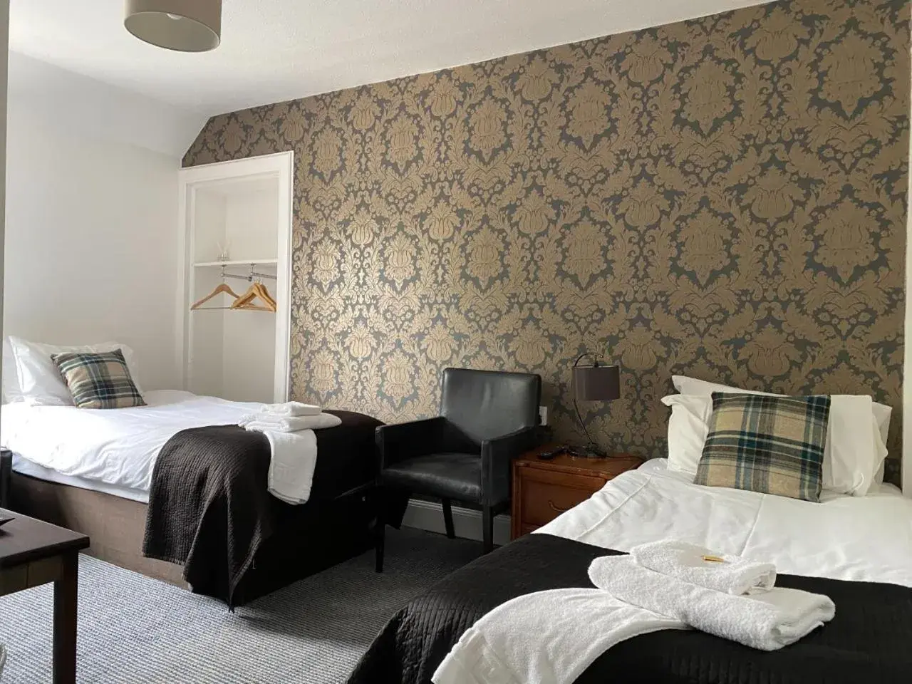 Twin Room with Private Bathroom in Richmond House Hotel Twin Room with Private Bathroom in Richmond House Hotel