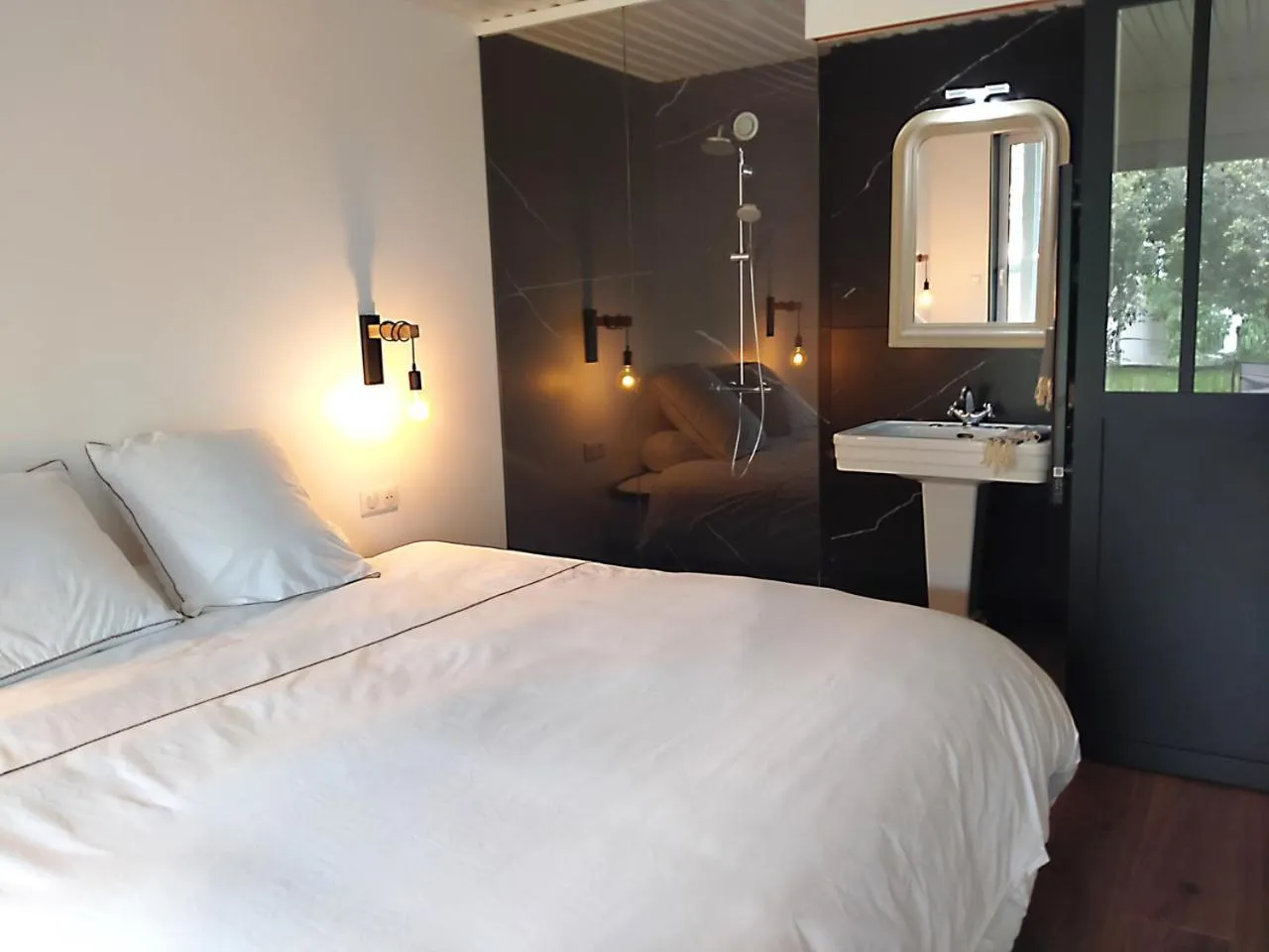 Shower, Bed in Mimis House