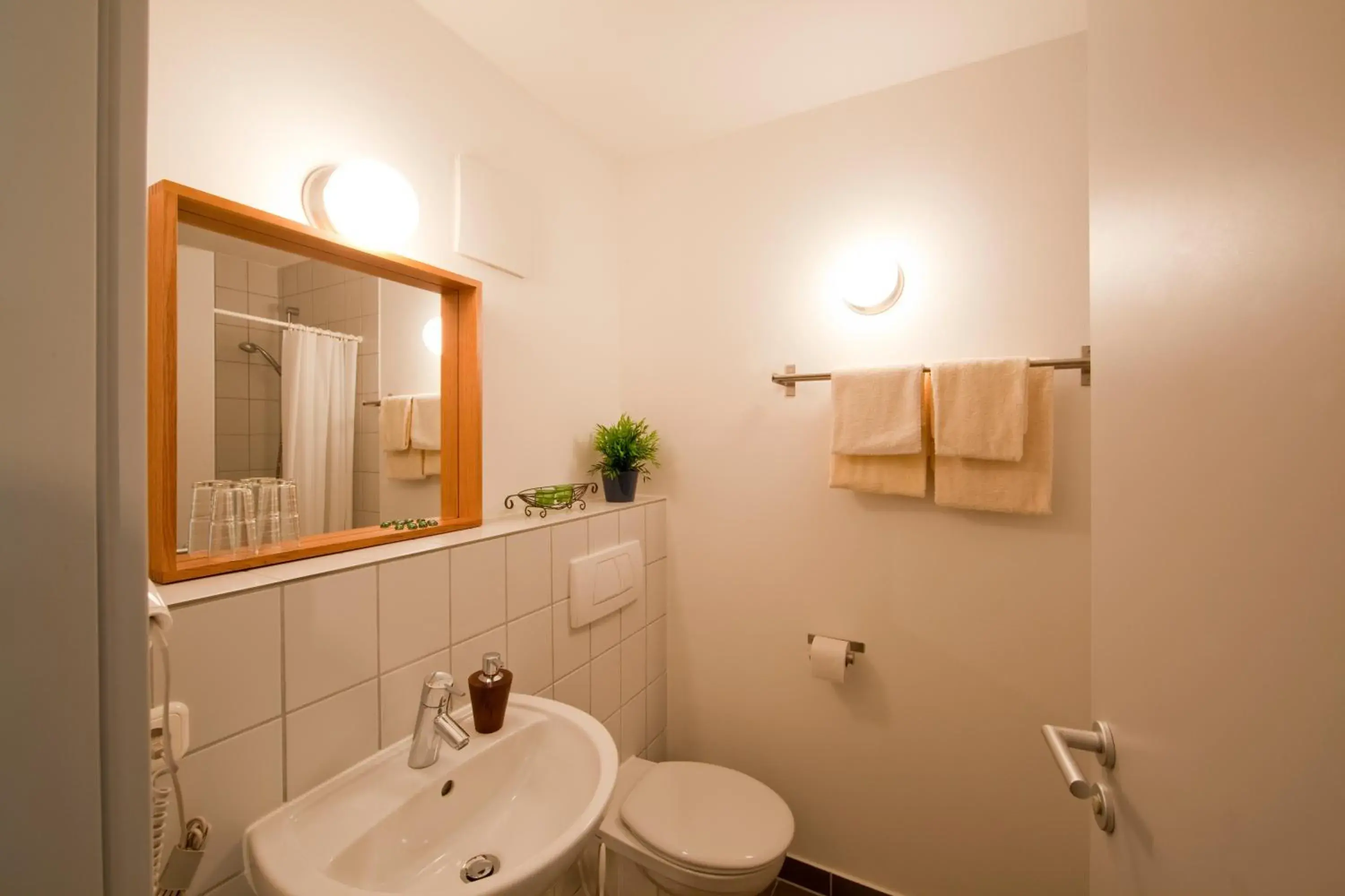 Single Room in Hotel Vicinity Single Room in Hotel Vicinity