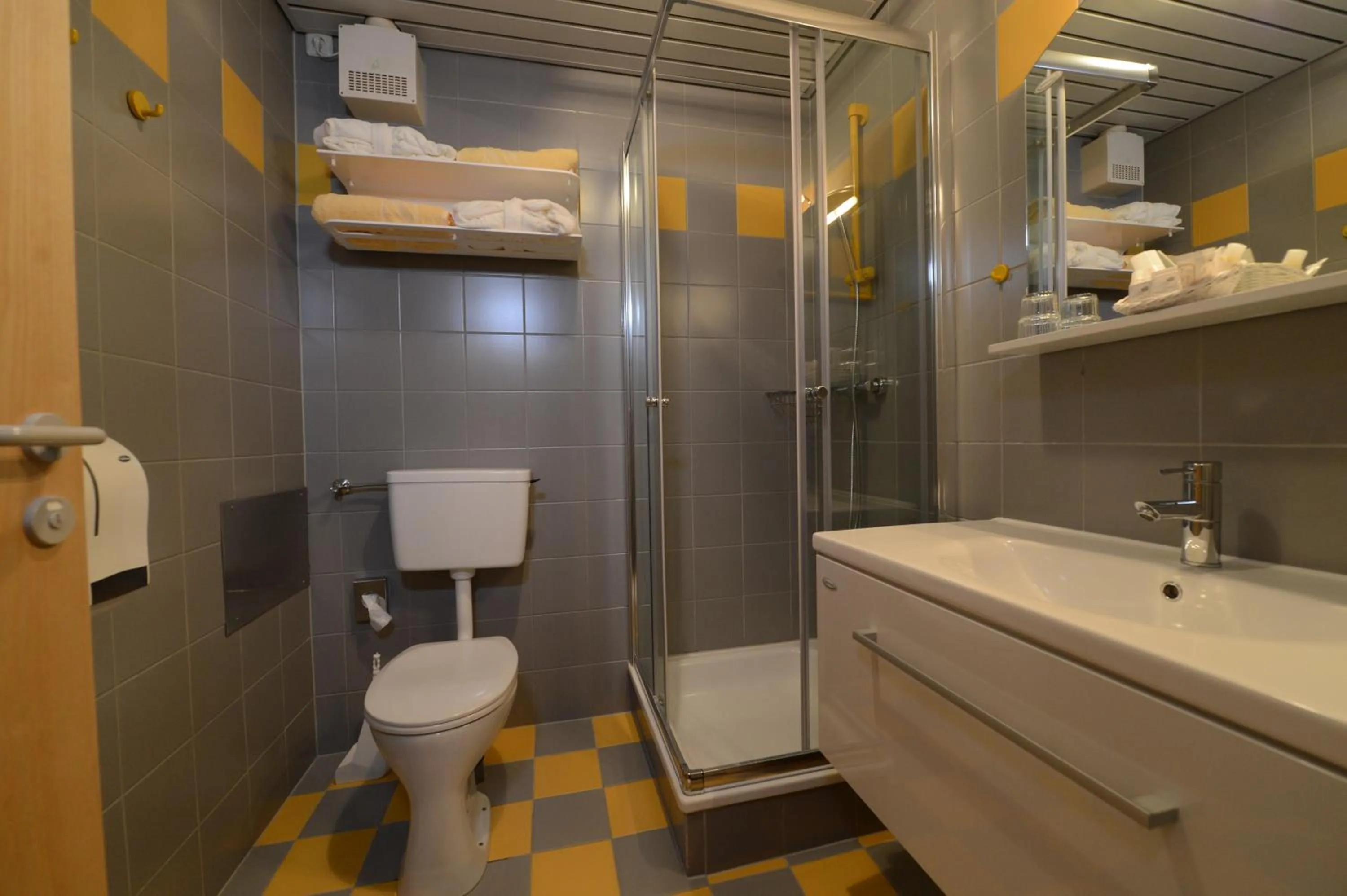 Shower in Strandhotel Faak