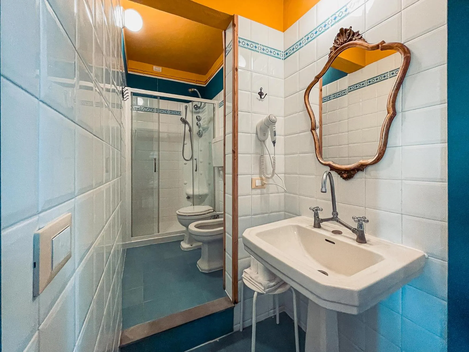 Shower in Ostello Bello Firenze