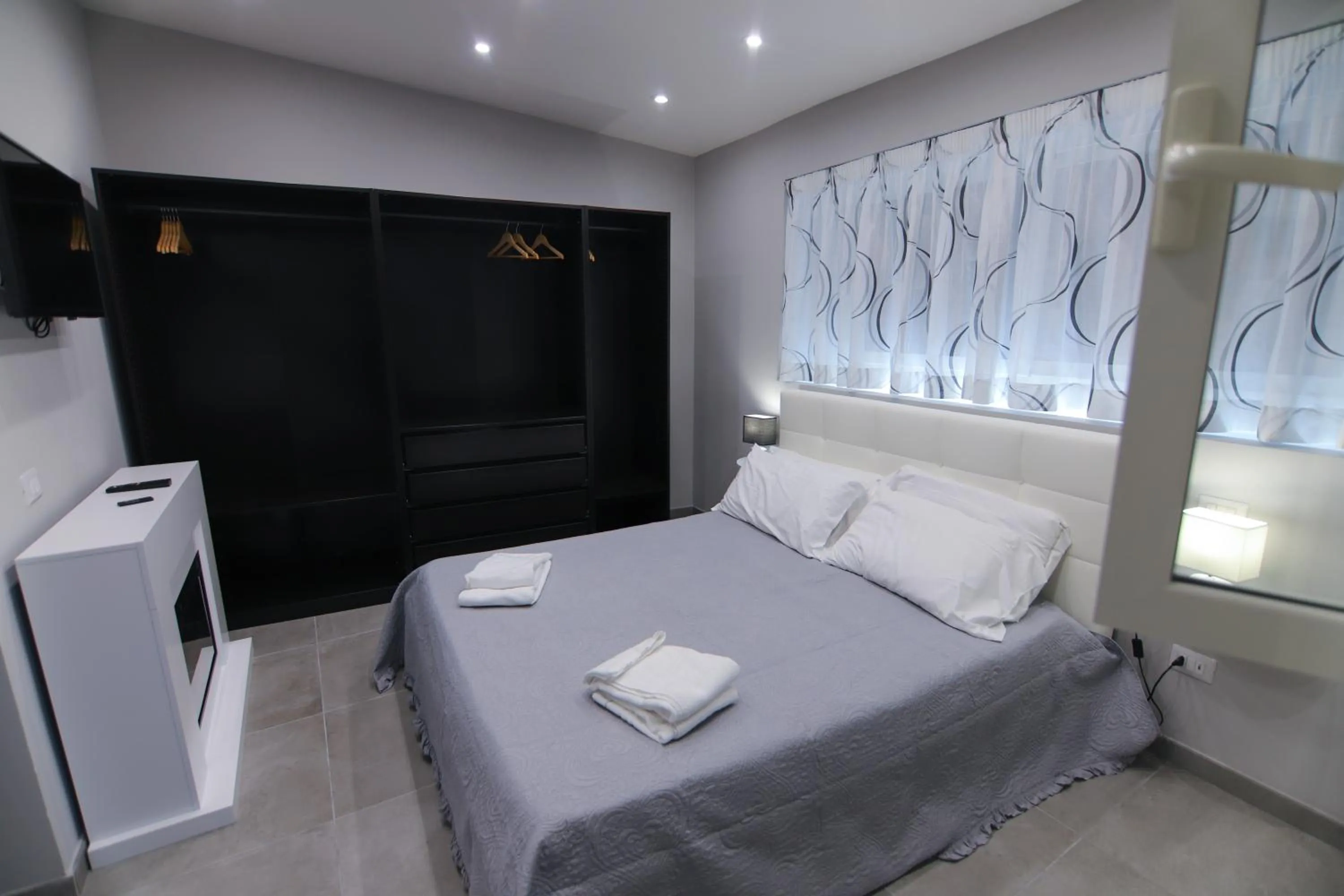 Bedroom, Bed in Montesanto Station