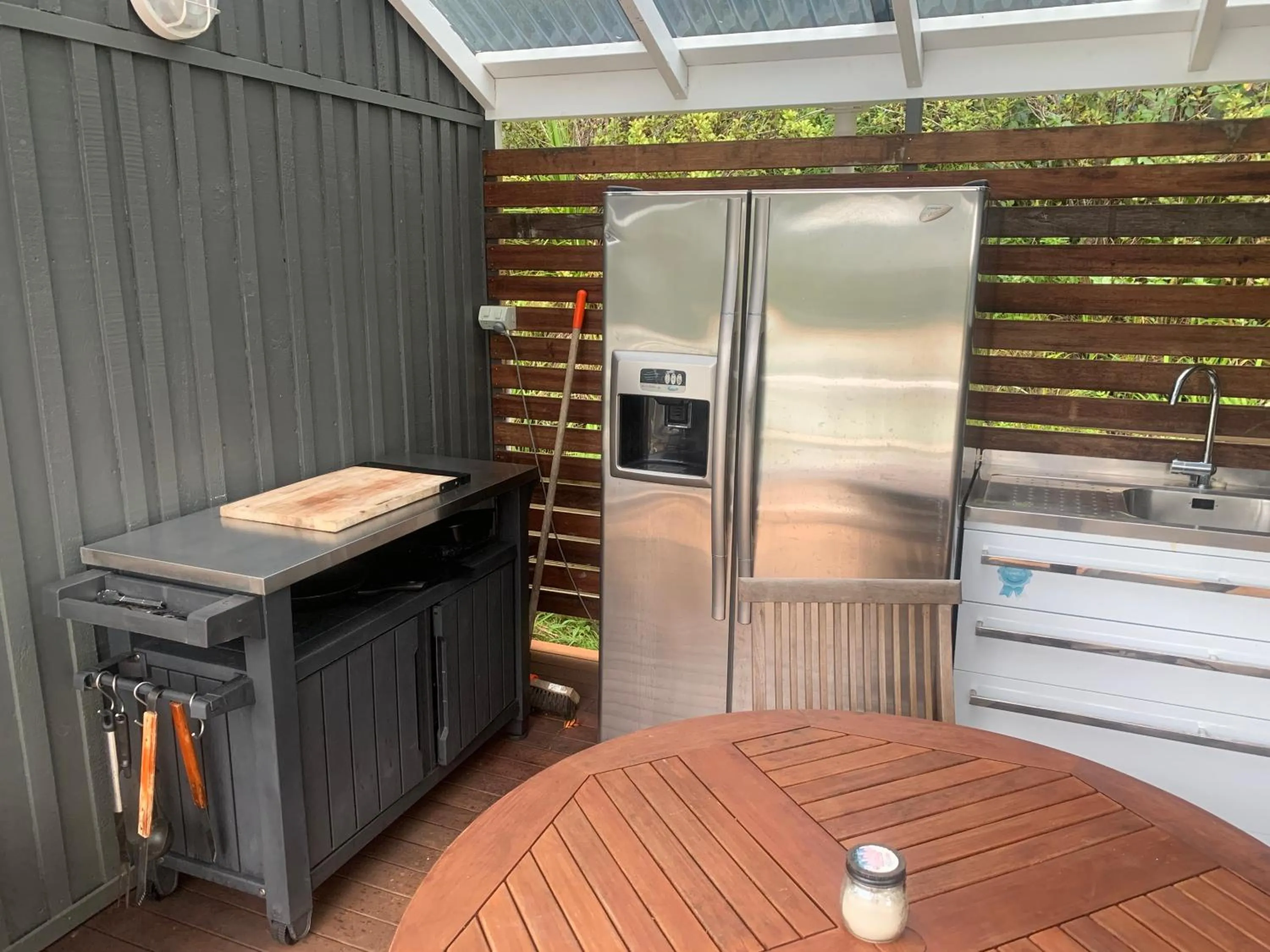 Communal kitchen in Kawau Lodge Boutique Resort
