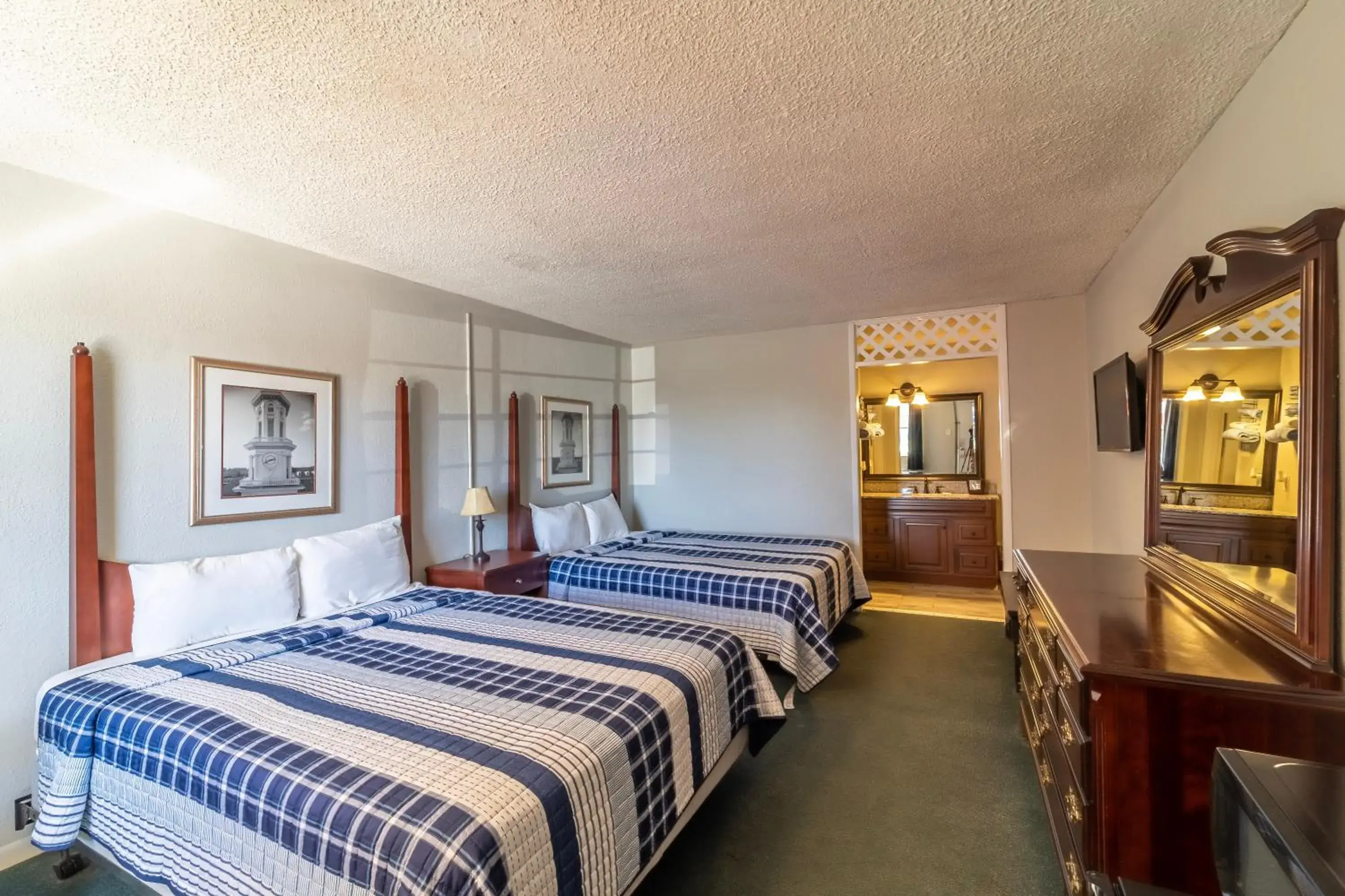 Queen Room - Second Level in Dothan National Golf Club and Hotel Queen Room - Second Level in Dothan National Golf Club and Hotel