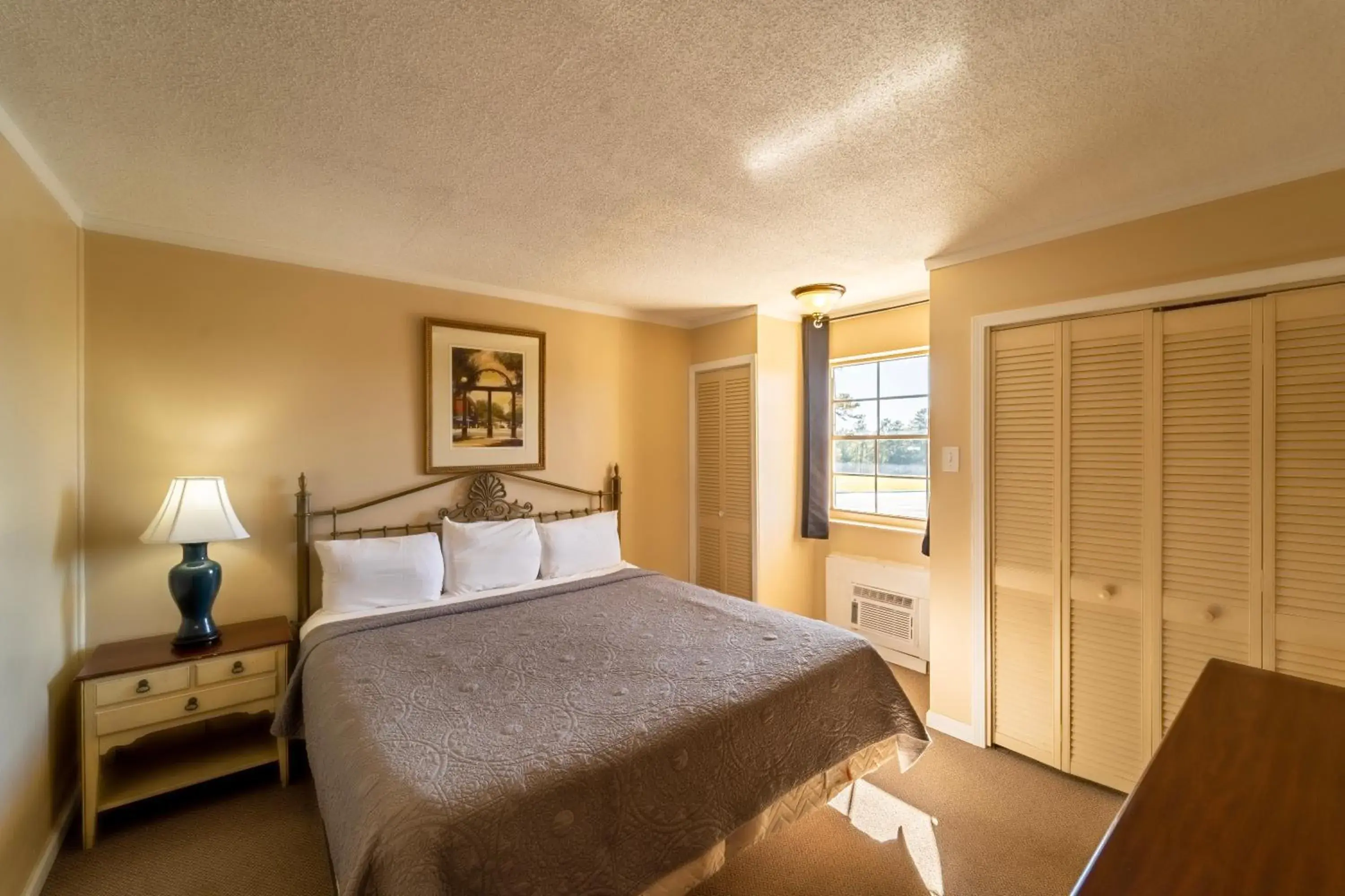 King Suite with Sofa Bed - Second Level in Dothan National Golf Club and Hotel King Suite with Sofa Bed - Second Level in Dothan National Golf Club and Hotel