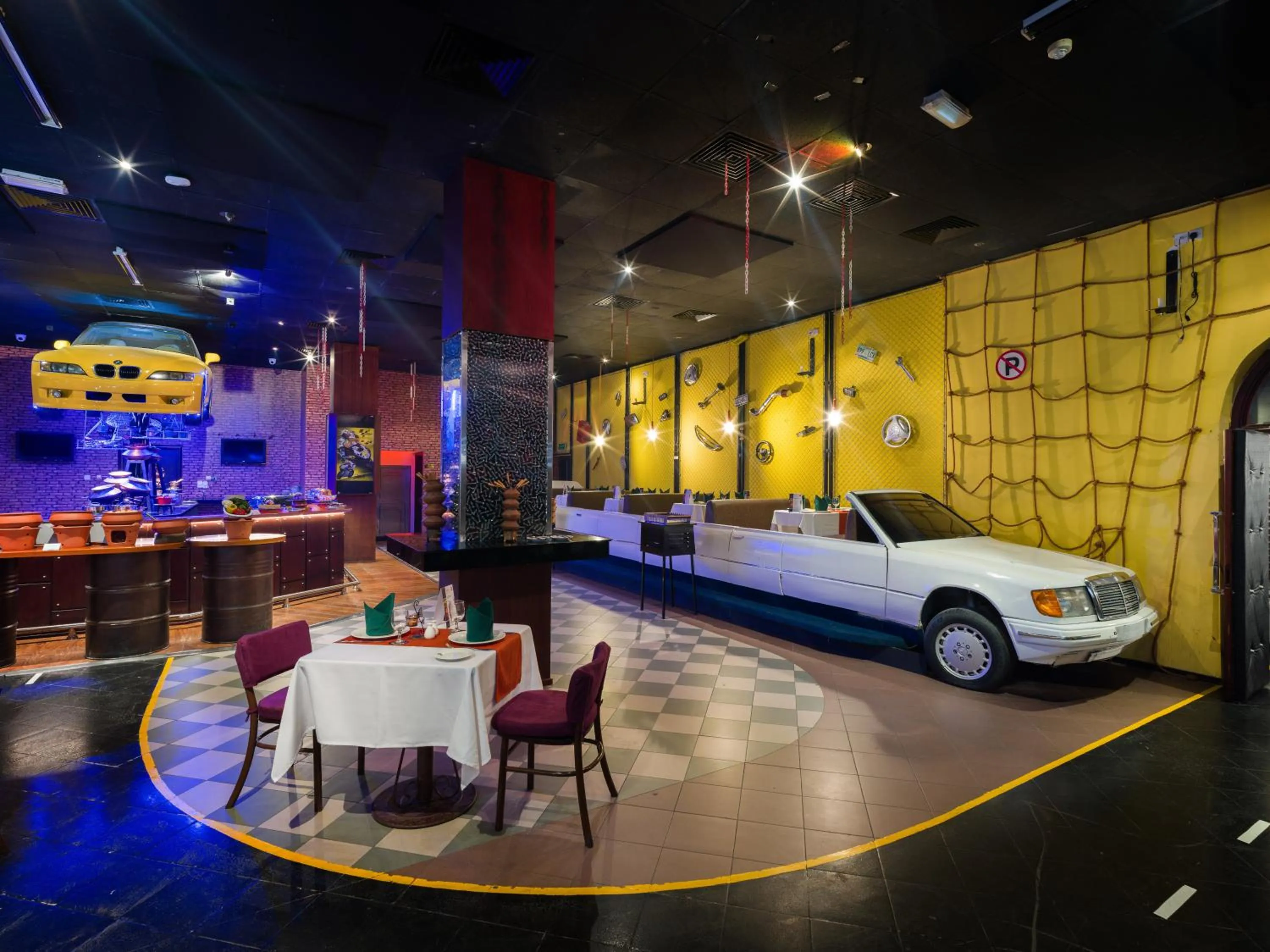 Restaurant/places to eat in Al Falaj Hotel