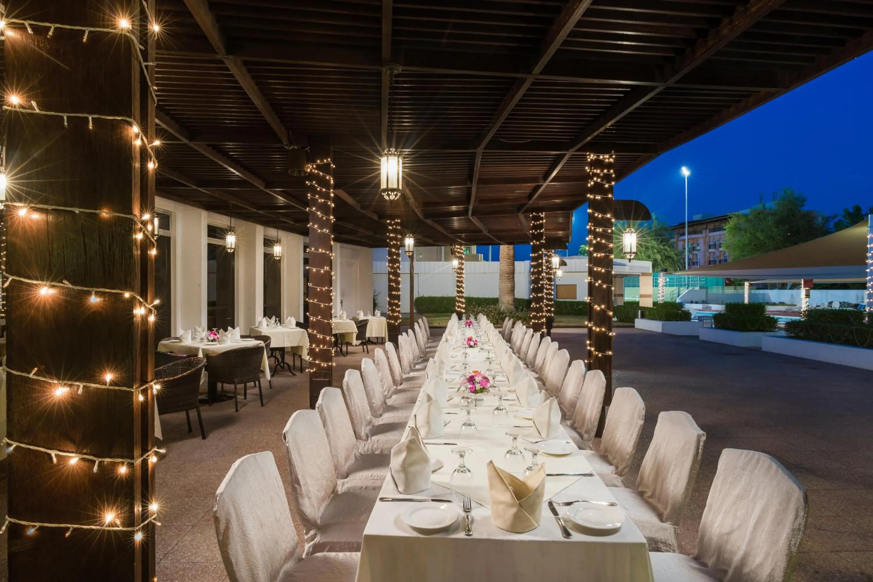 Restaurant/places to eat in Al Falaj Hotel