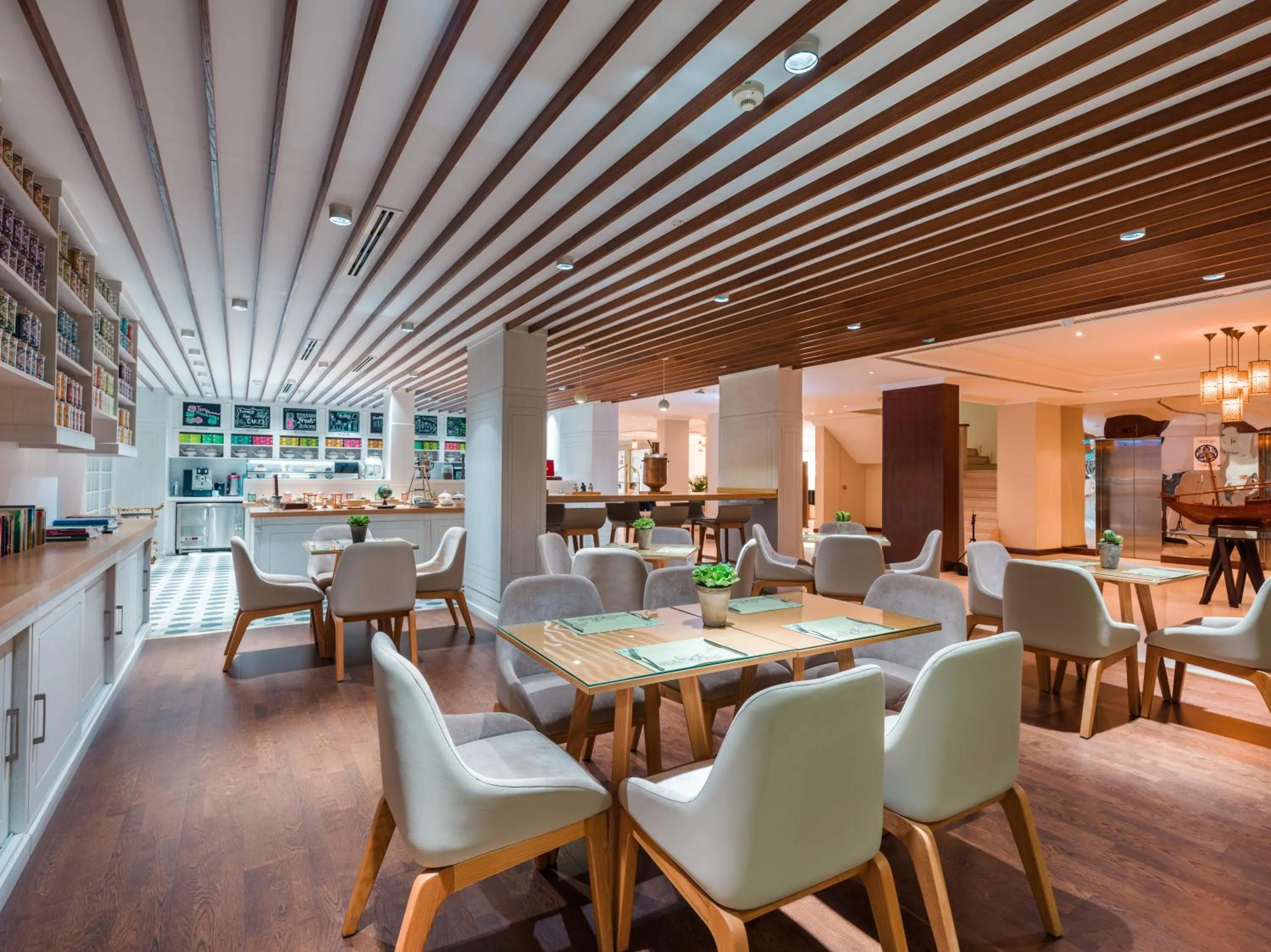 Restaurant/places to eat in Al Falaj Hotel