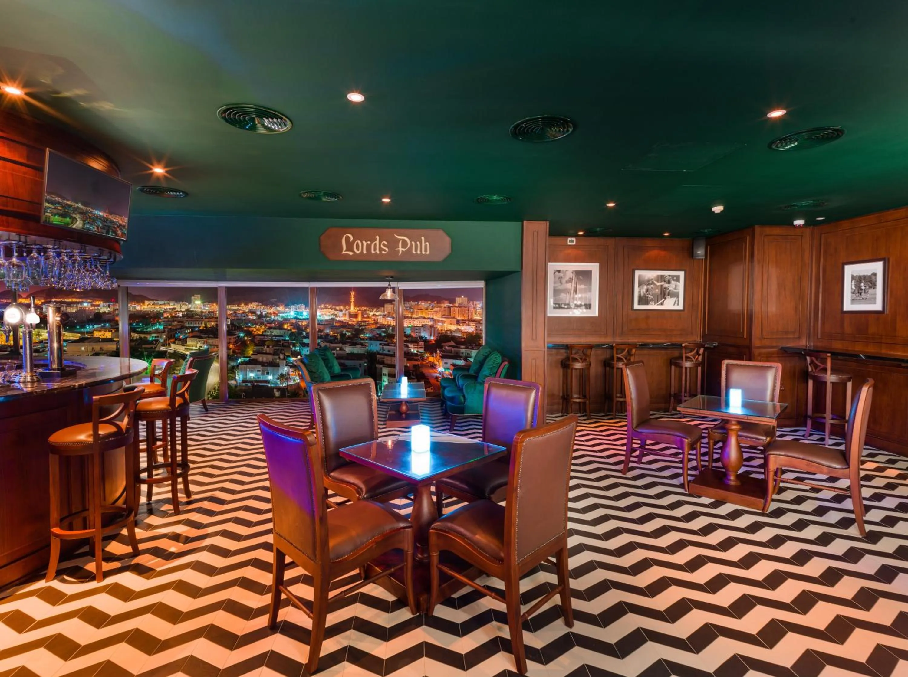 Restaurant/places to eat in Al Falaj Hotel