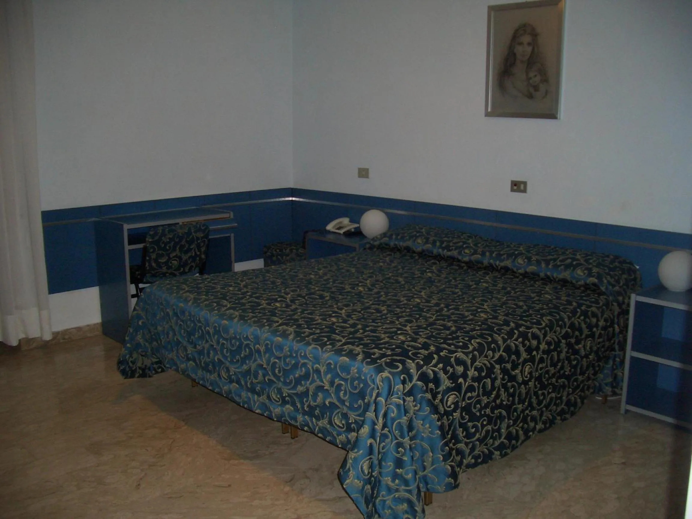 Photo of the whole room, Bed in King Hotel