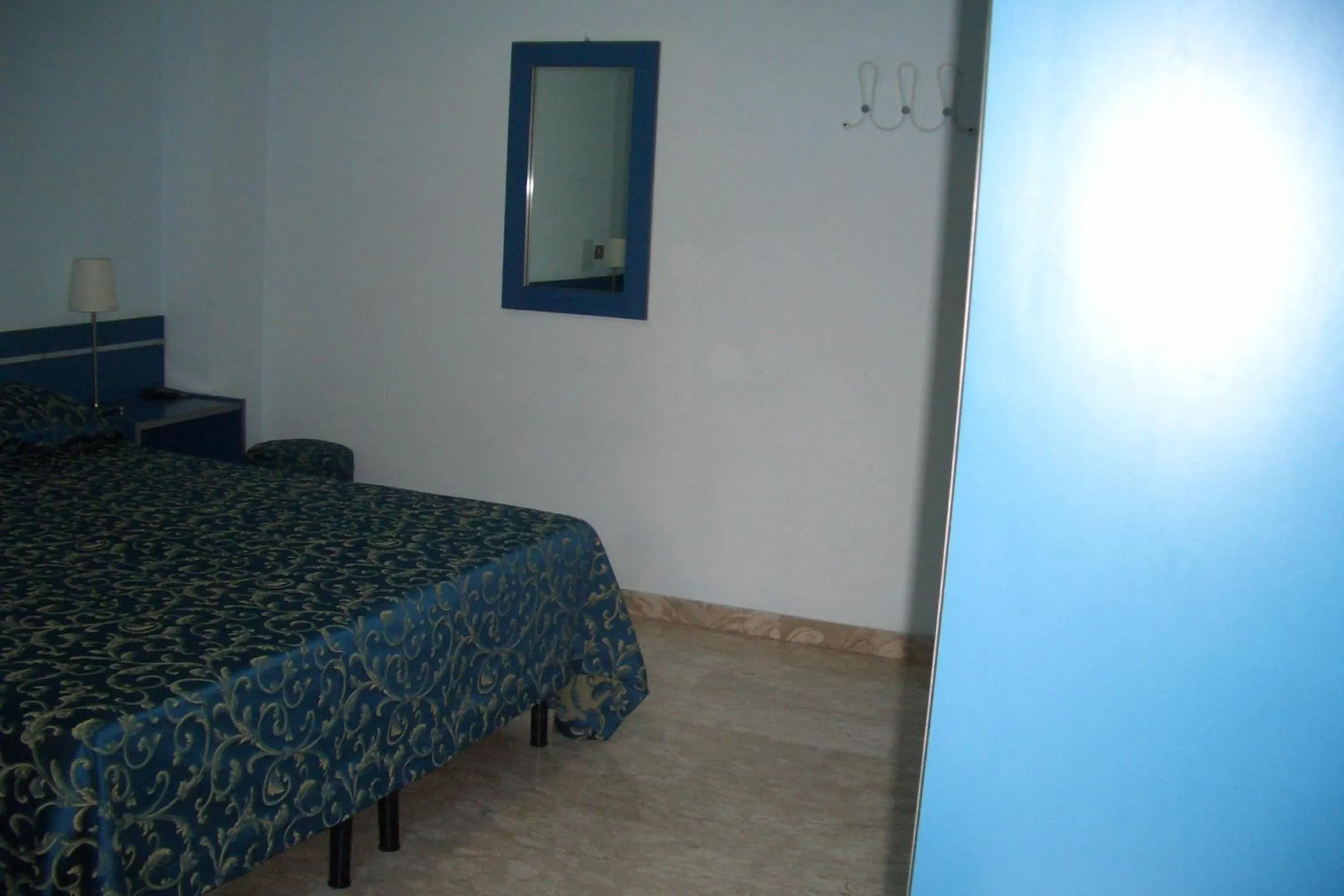 Photo of the whole room, Bed in King Hotel