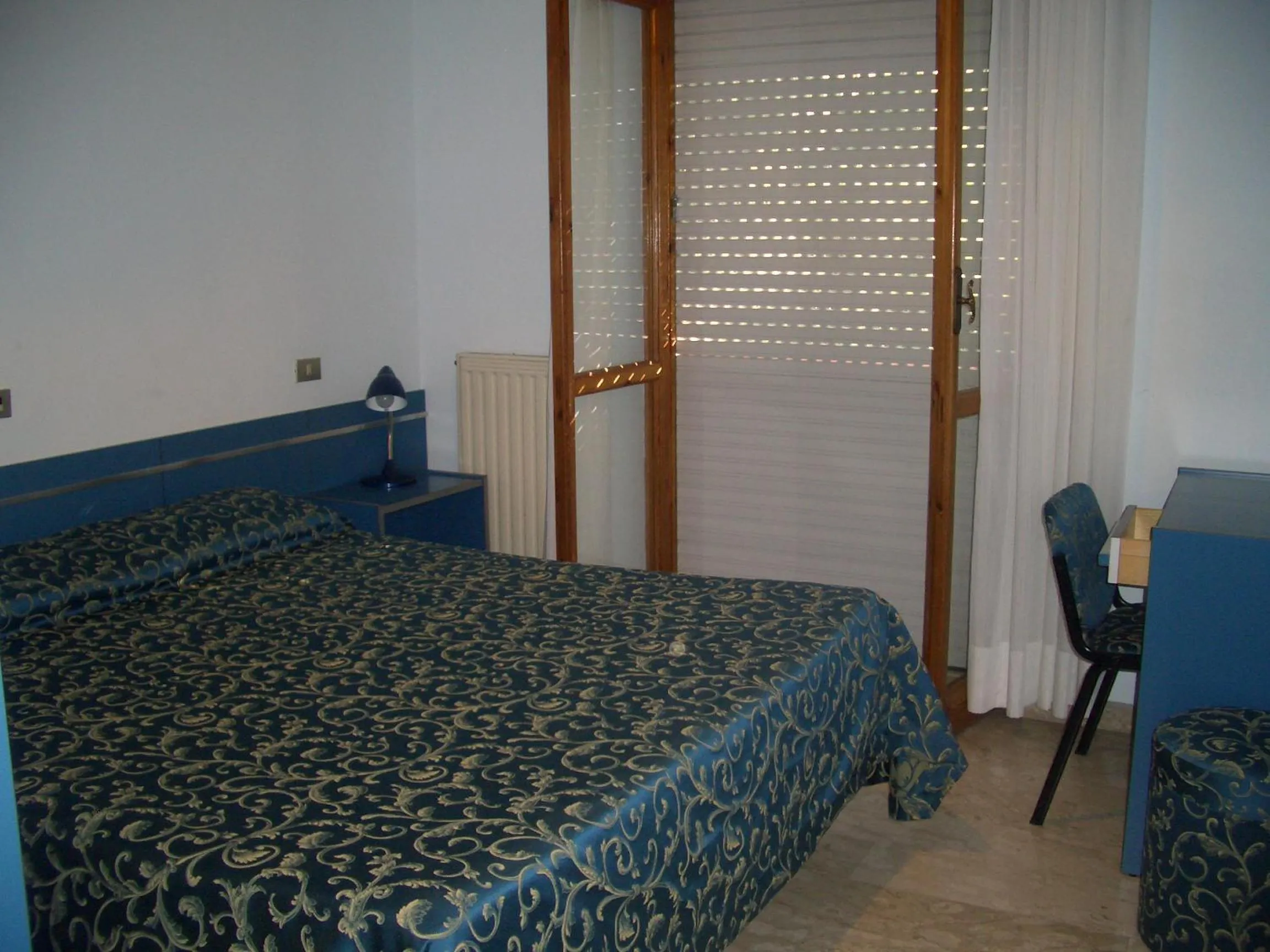 Photo of the whole room, Bed in King Hotel