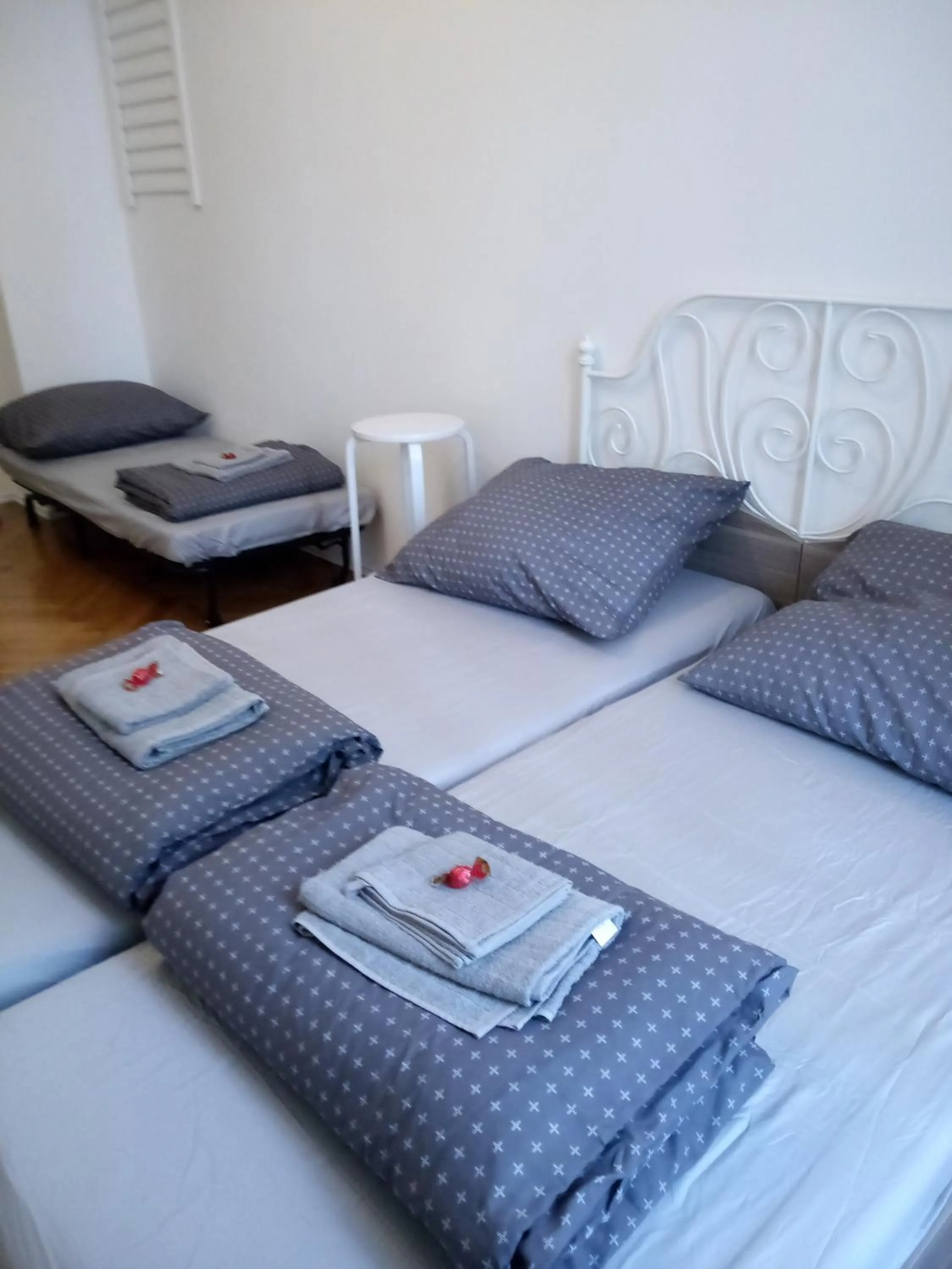 Bed in Gallys Apartments