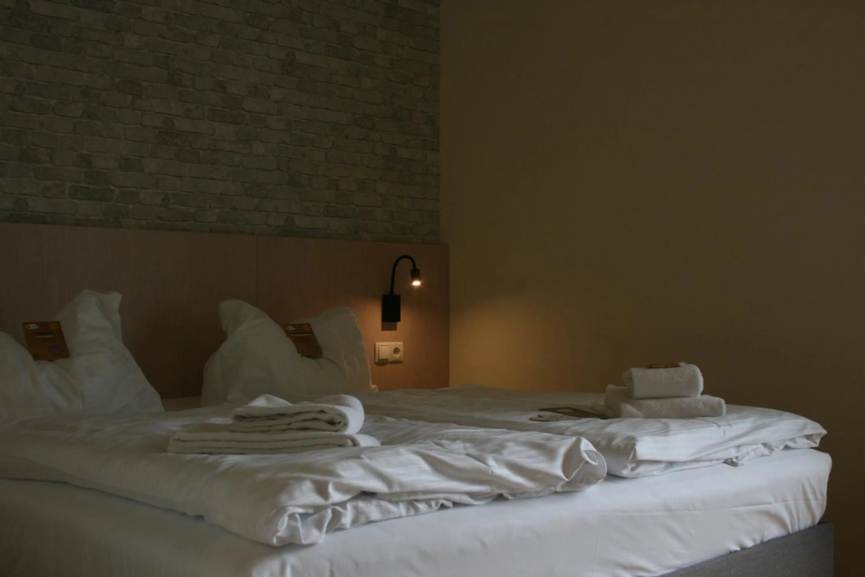 Bed in JUFA Hotel im Brückenkopfpark - Jülich