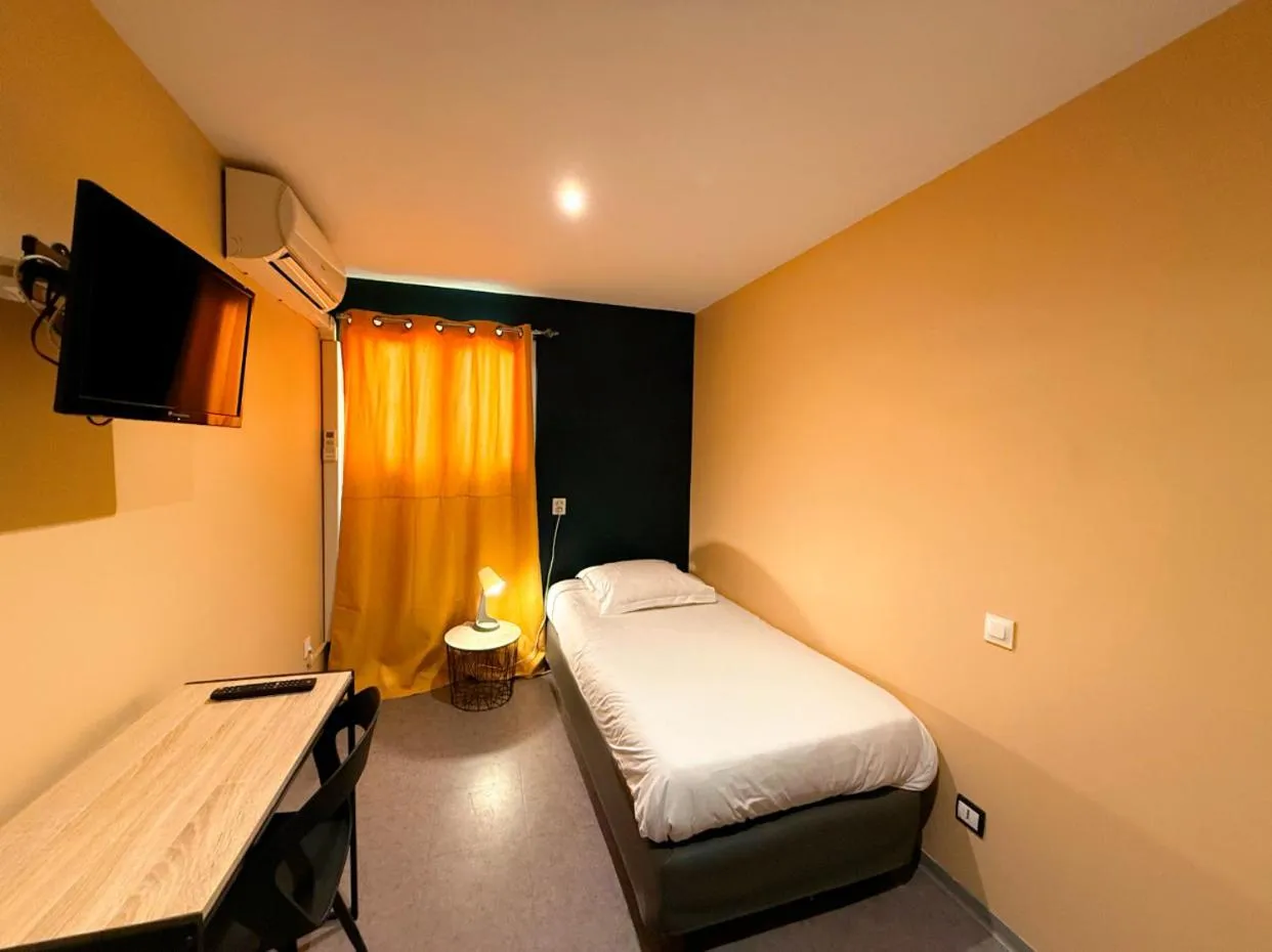 Bed in Hôtel Beauséjour