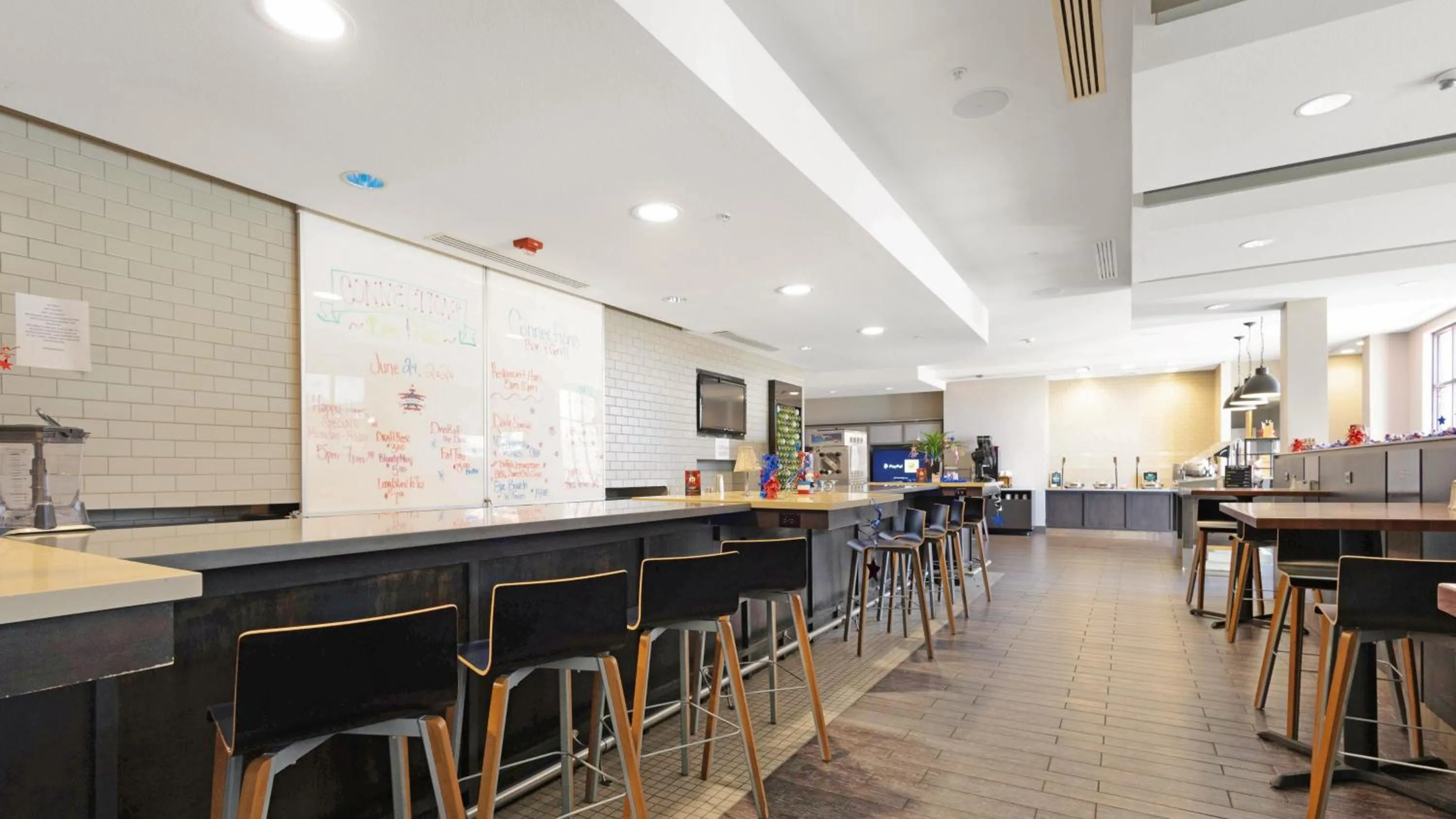 Lounge or bar in Holiday Inn Texarkana Arkansas Convention Center by IHG