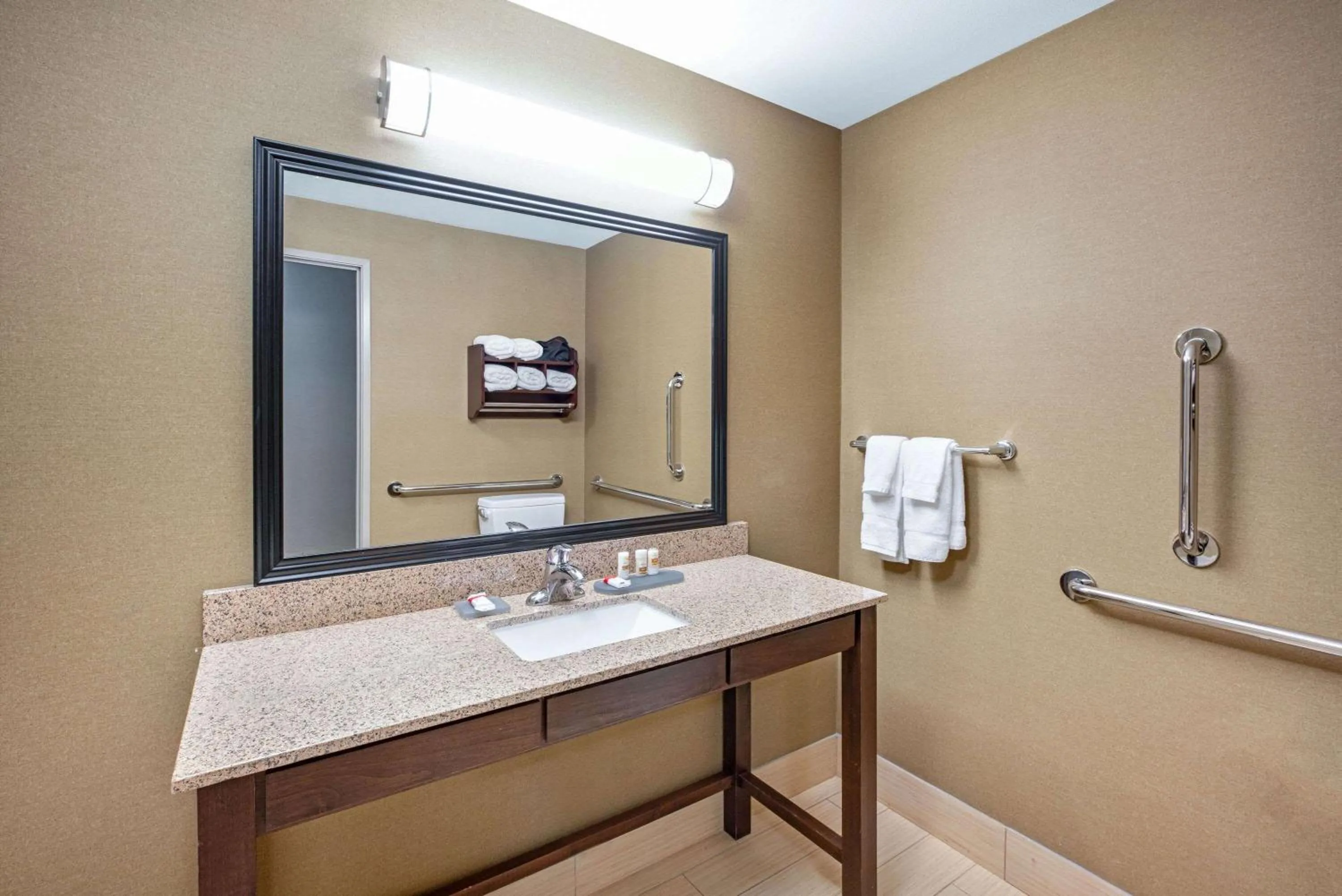 Bathroom in La Quinta by Wyndham Bellingham