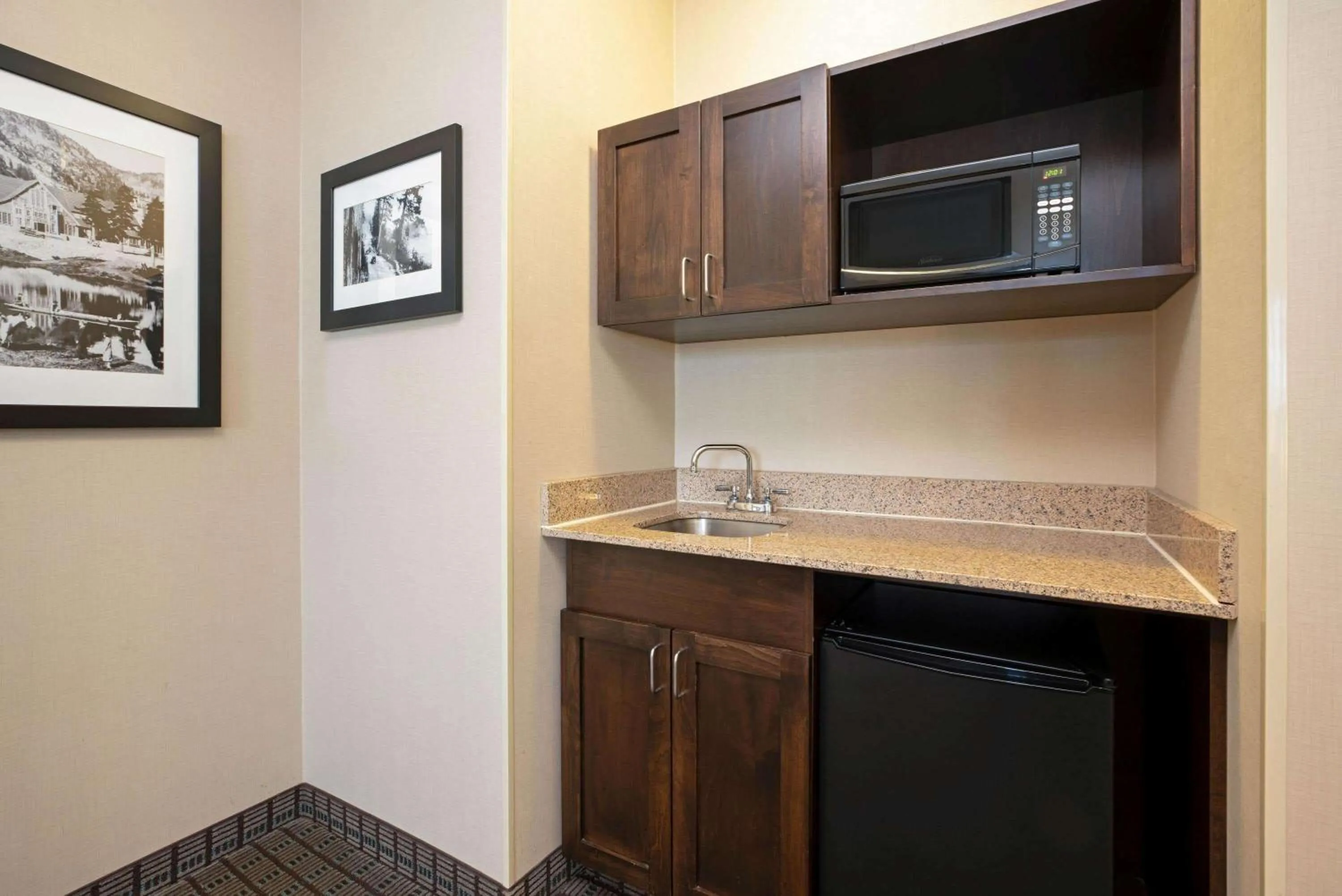 Photo of the whole room in La Quinta by Wyndham Bellingham