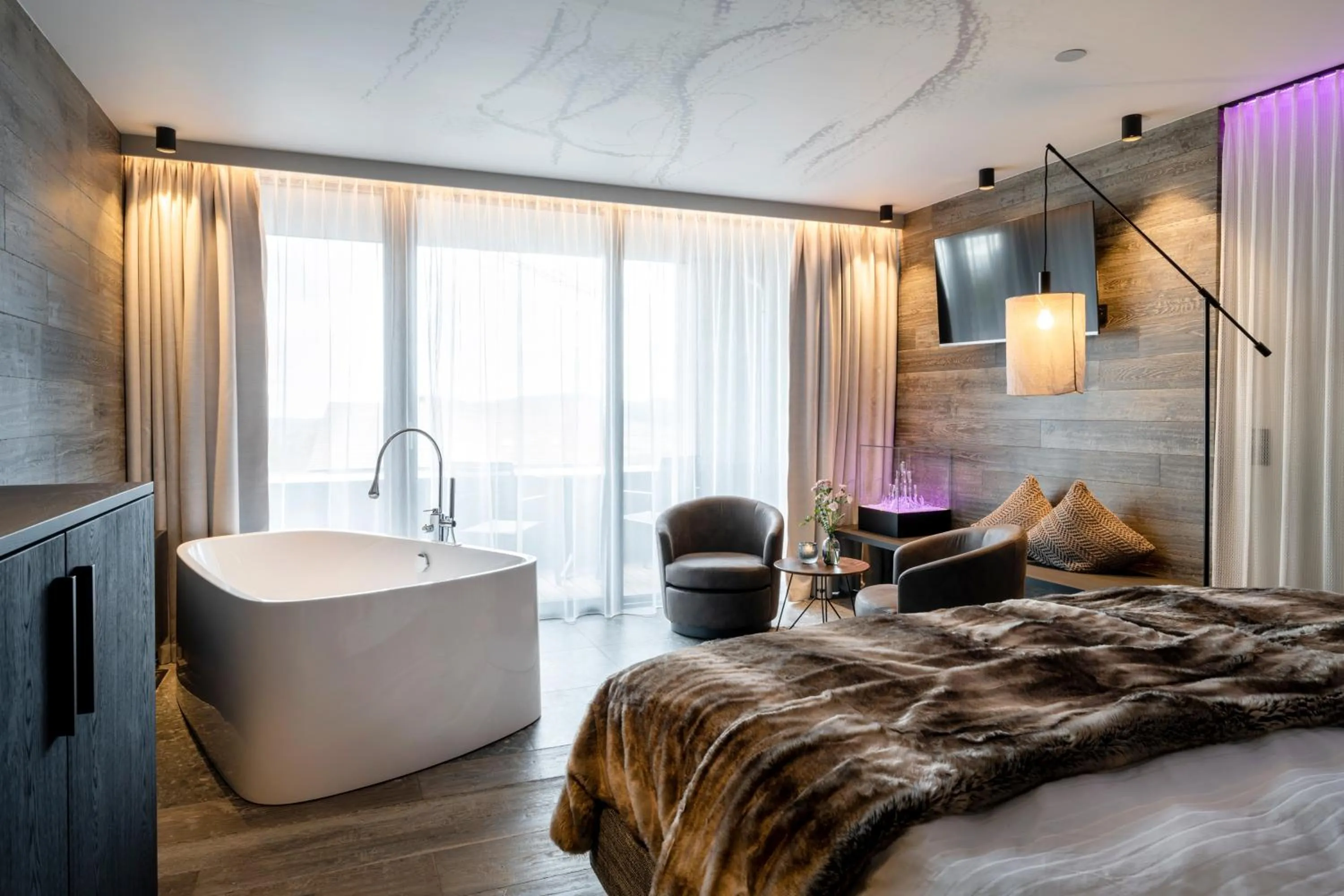 Bedroom, Bed in Hüttenhof - Wellnesshotel & Luxus-Bergchalets - Adults only