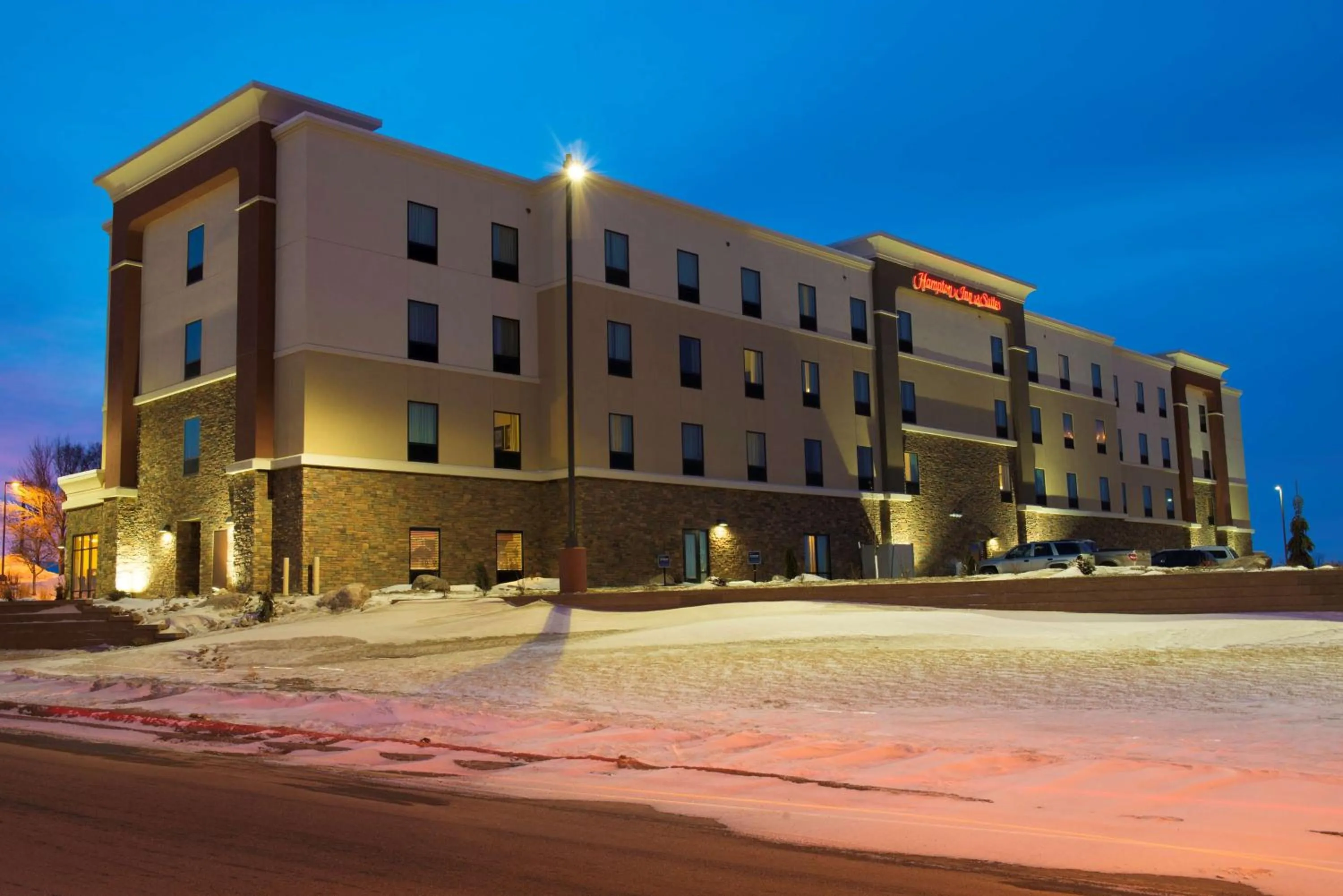 Property building in Hampton Inn & Suites Bismarck Northwest