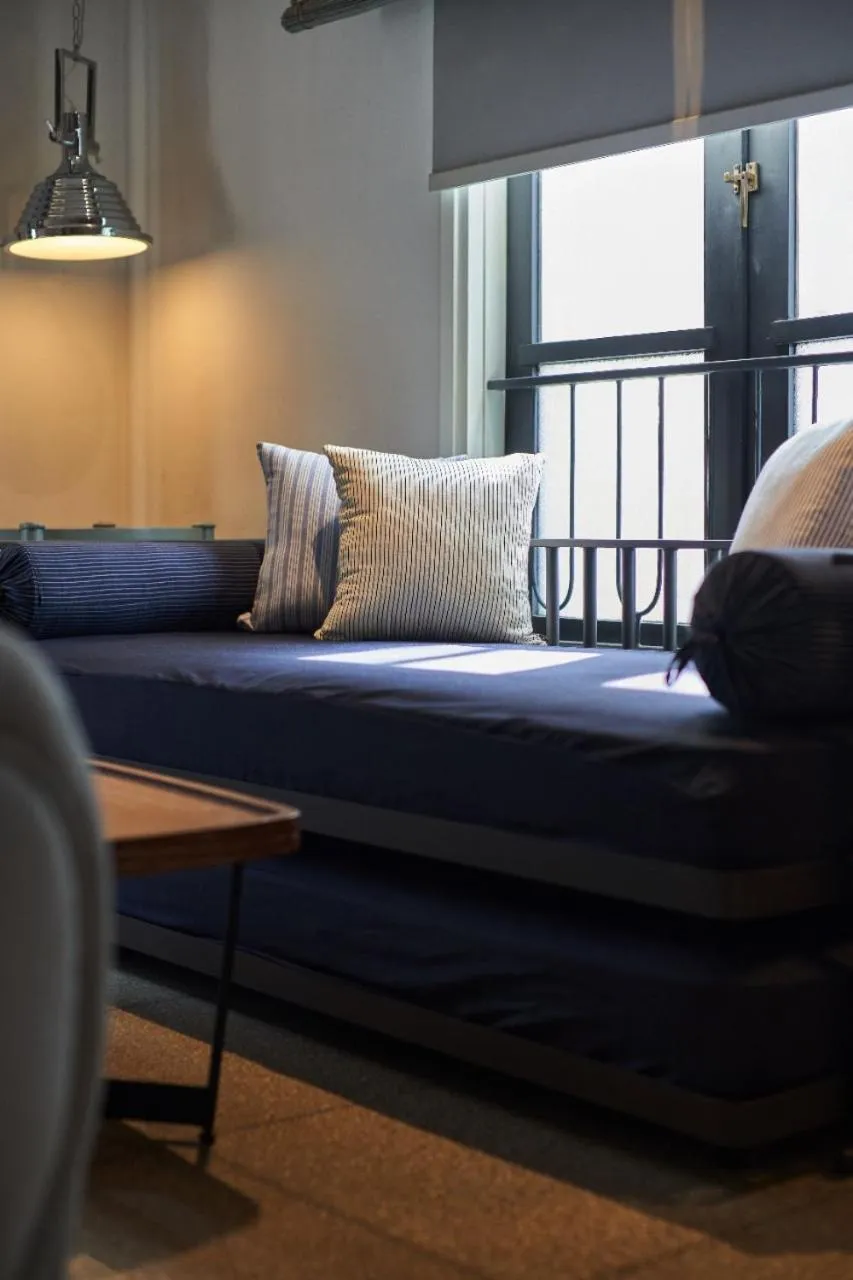 Seating area, Bed in Lamandau House