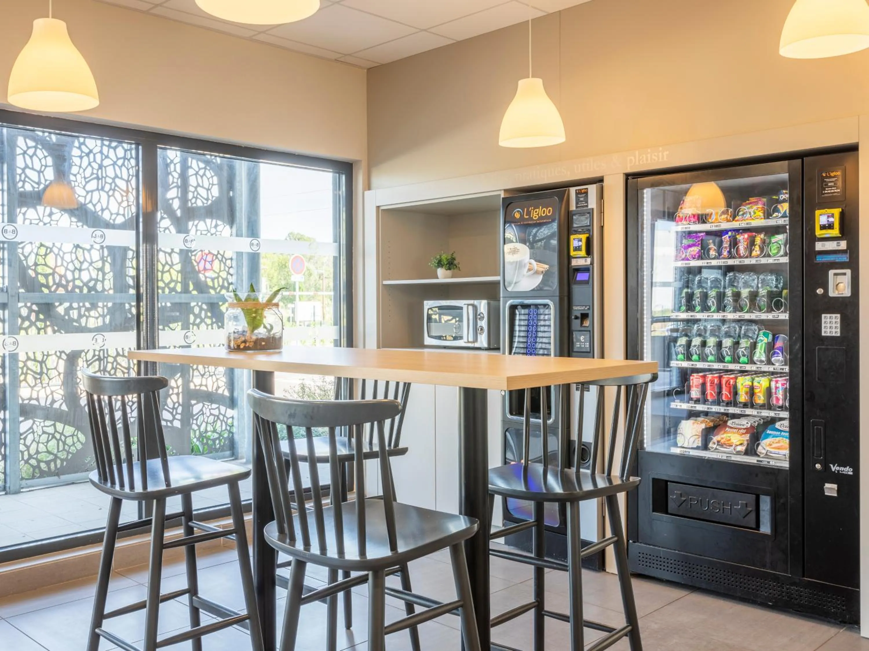 Buffet breakfast in B&B HOTEL Saint-Martin-de-Crau Alpilles Camargue