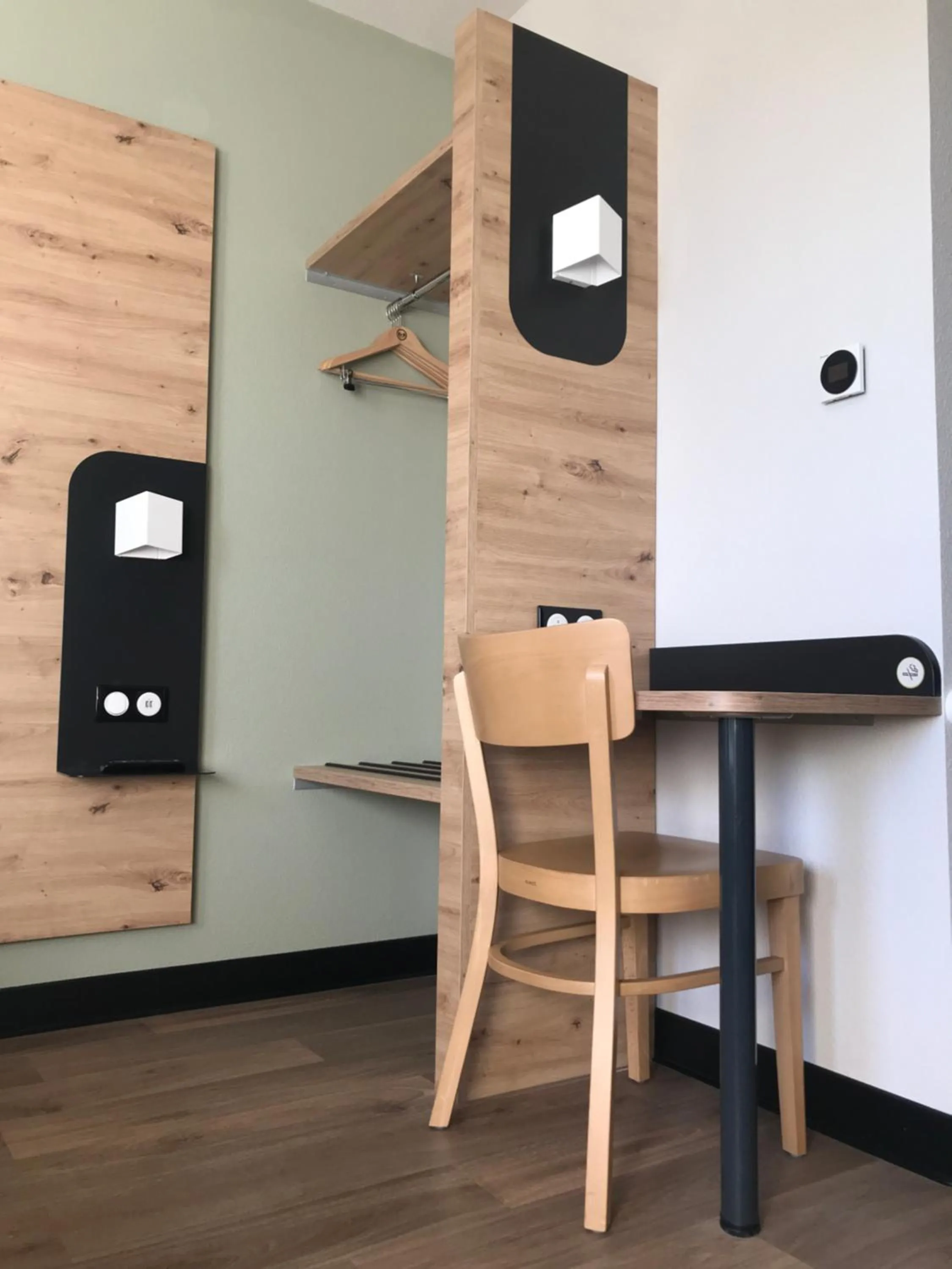 wardrobe in B&B HOTEL Saint-Martin-de-Crau Alpilles Camargue