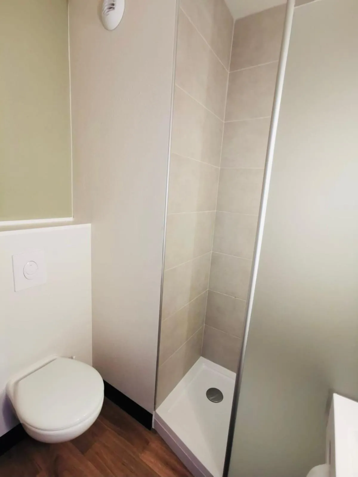 Bathroom in B&B HOTEL Saint-Martin-de-Crau Alpilles Camargue