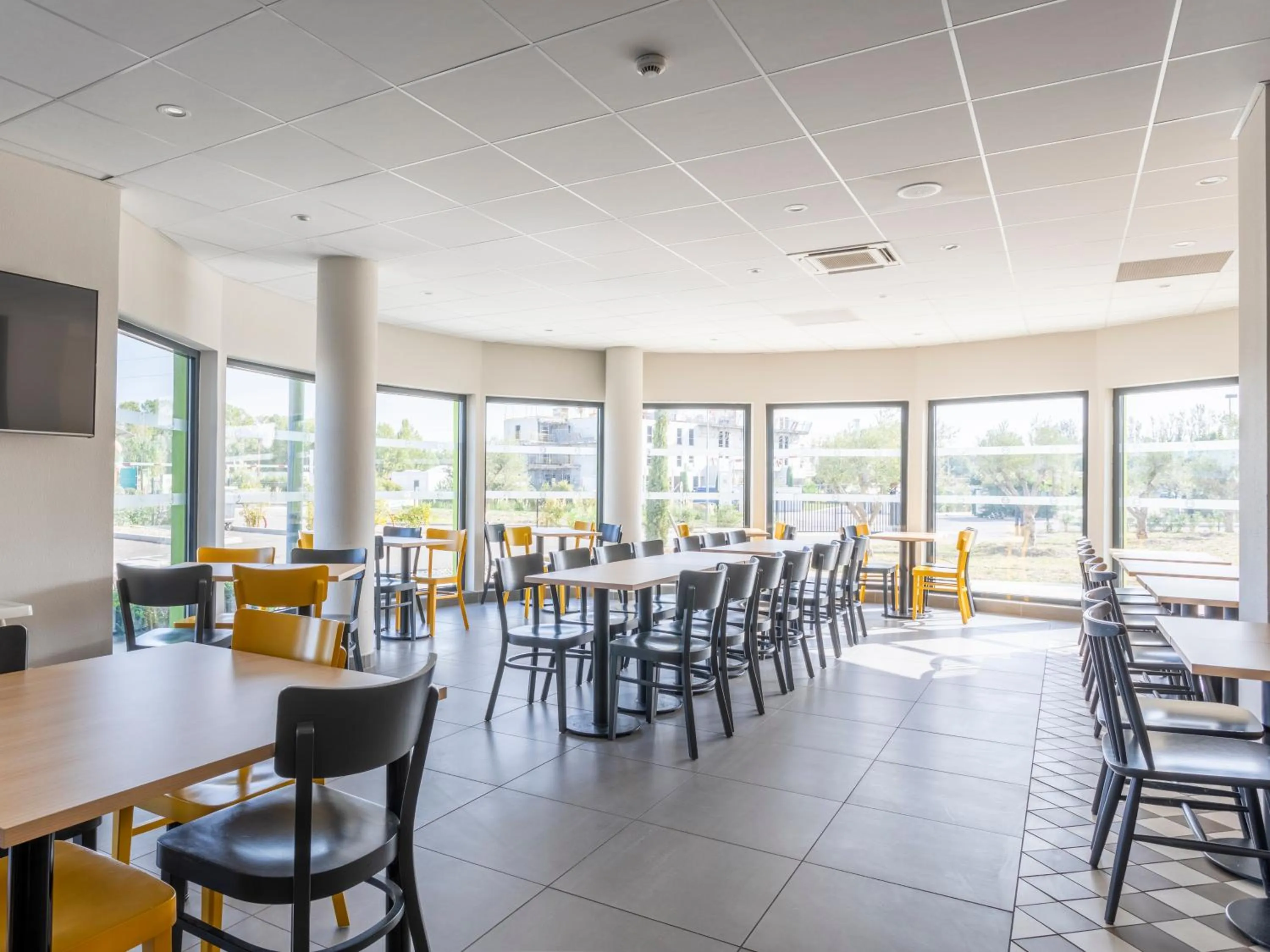 Buffet breakfast in B&B HOTEL Saint-Martin-de-Crau Alpilles Camargue