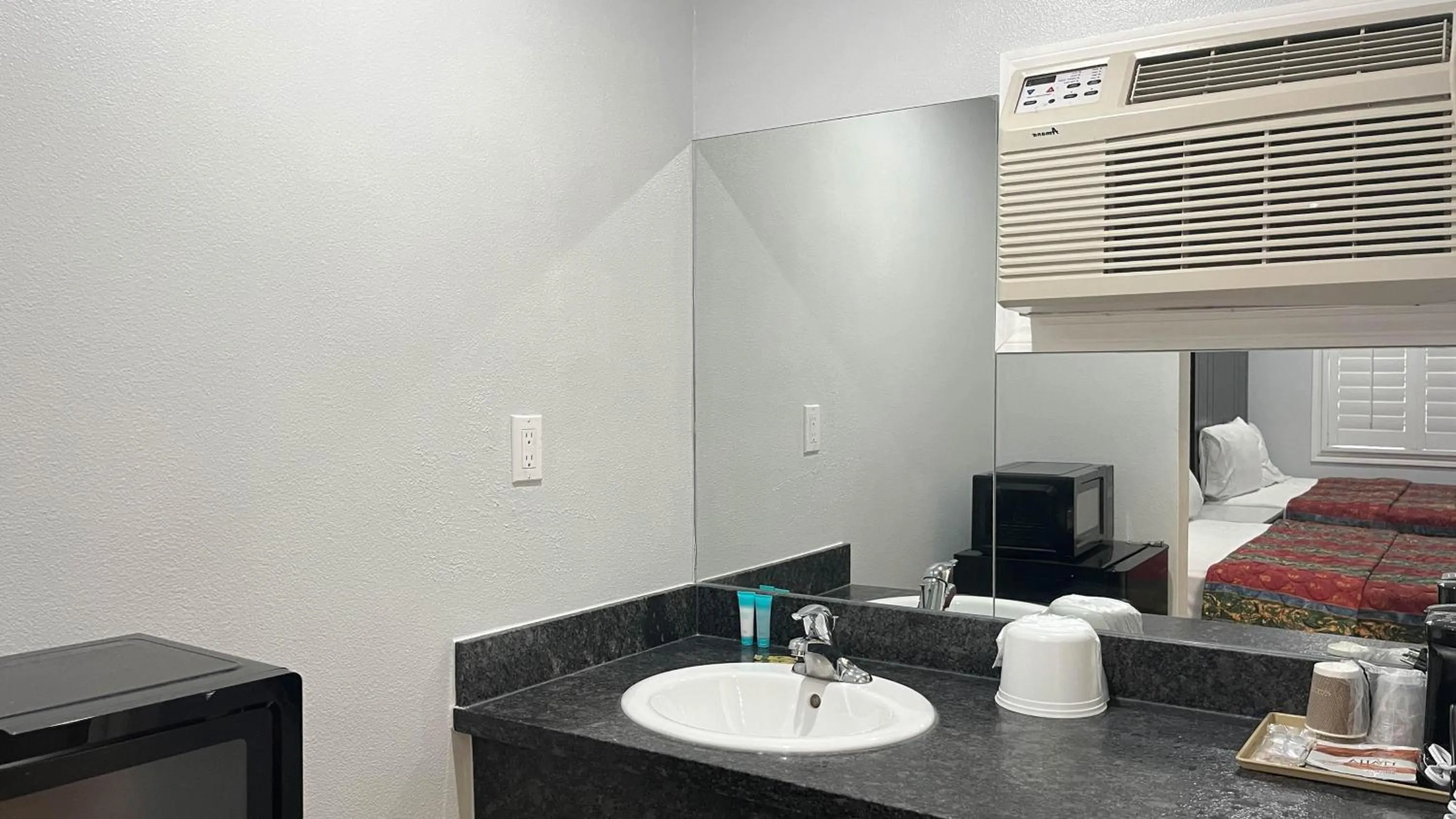 Bathroom, Bed in Studio 6 Oakland CA San Francisco Berkeley Area