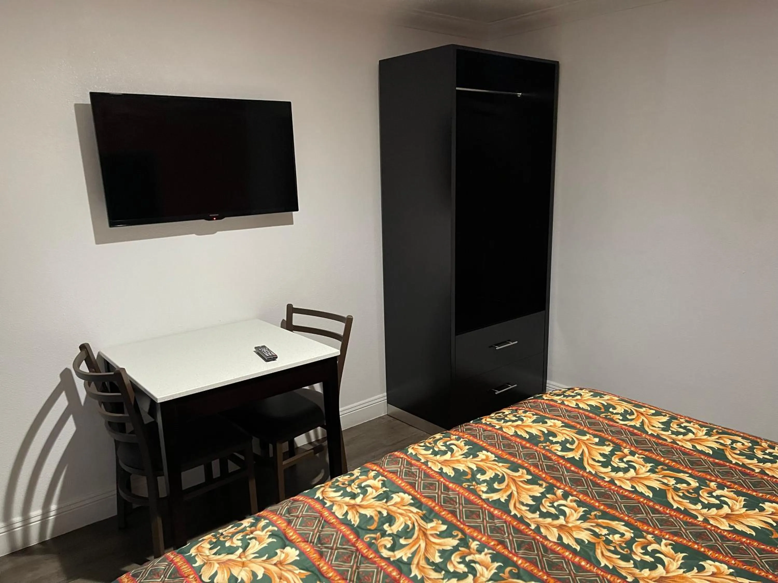 TV and multimedia in The Oaks Motel