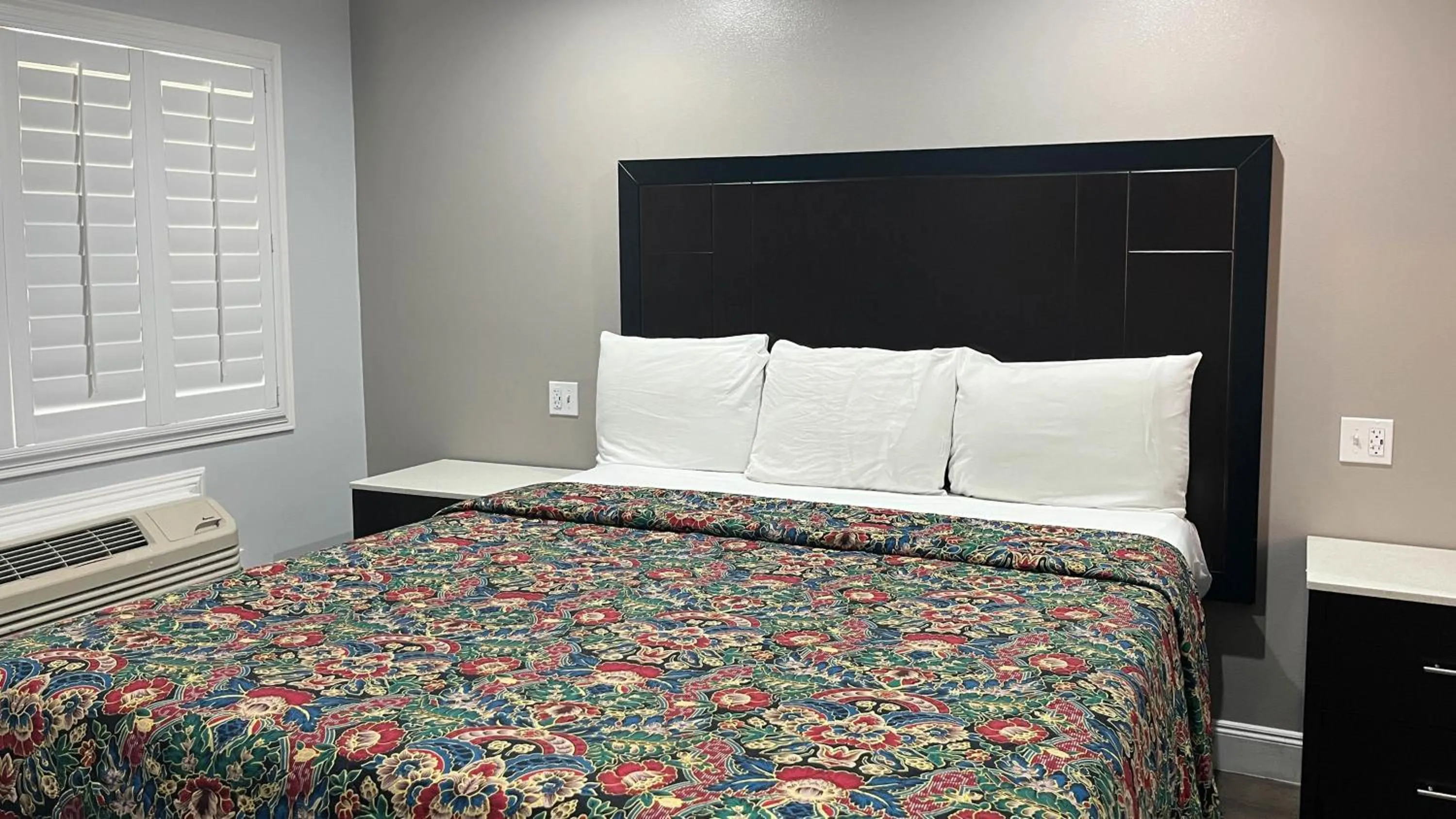 Photo of the whole room, Bed in Studio 6 Oakland CA San Francisco Berkeley Area