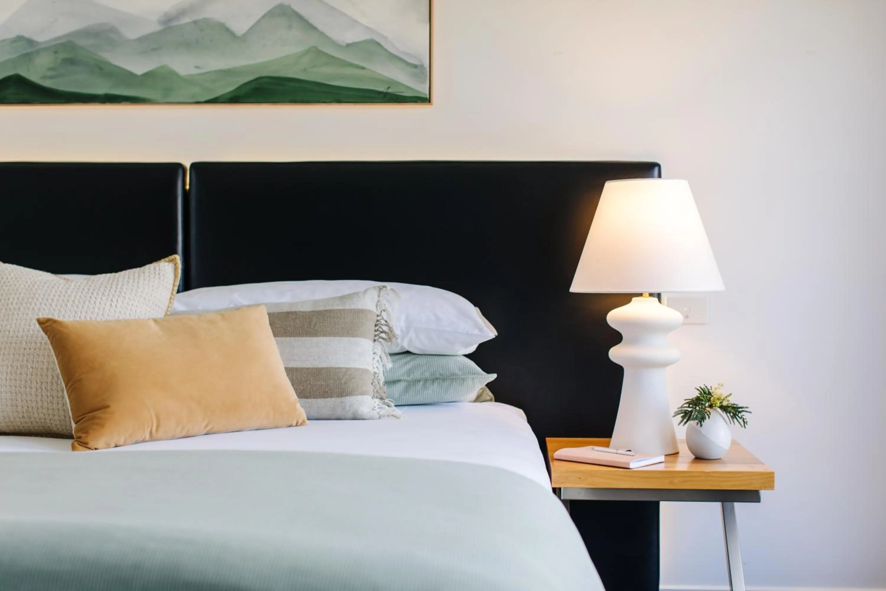 Bedroom, Bed in Mansi on Raymond