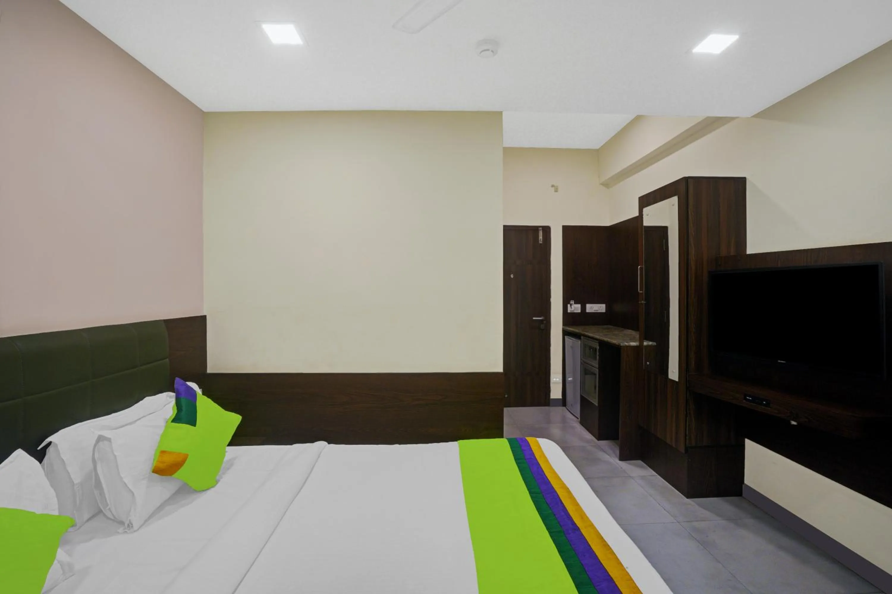 Bed in Greenotel Rooms Hazira, Surat