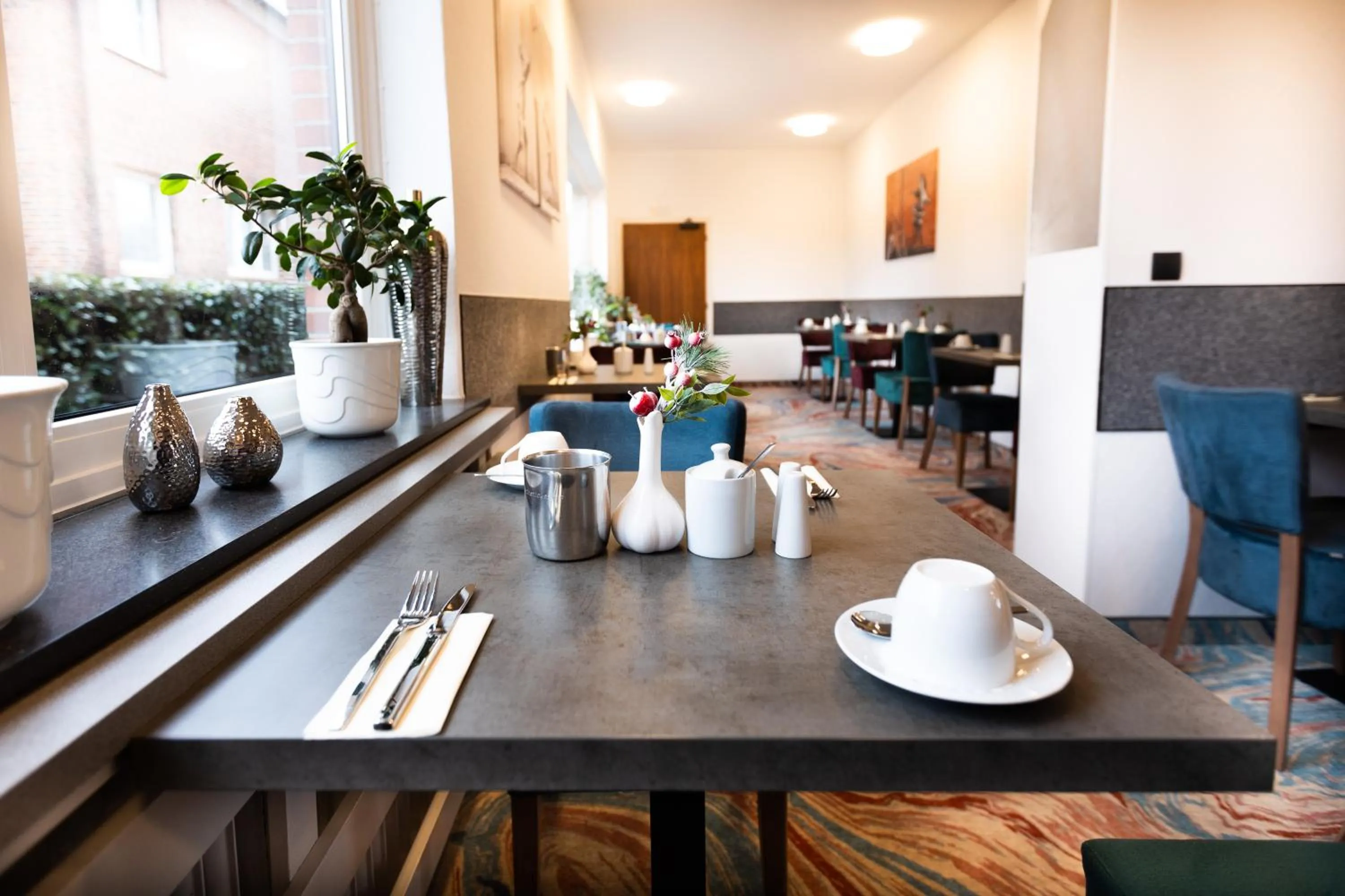 Breakfast in Firzlaff's Hotel