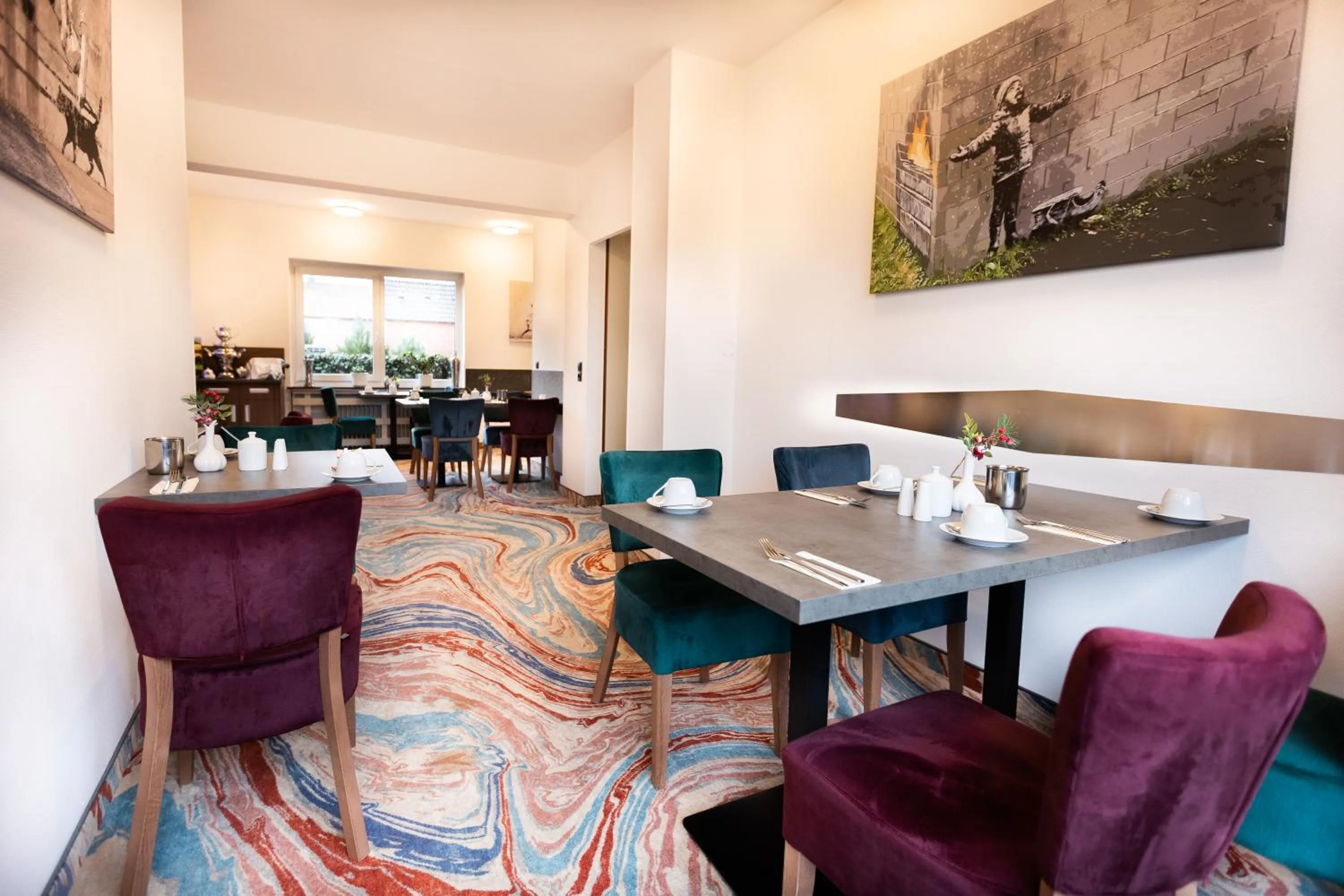 Breakfast in Firzlaff's Hotel