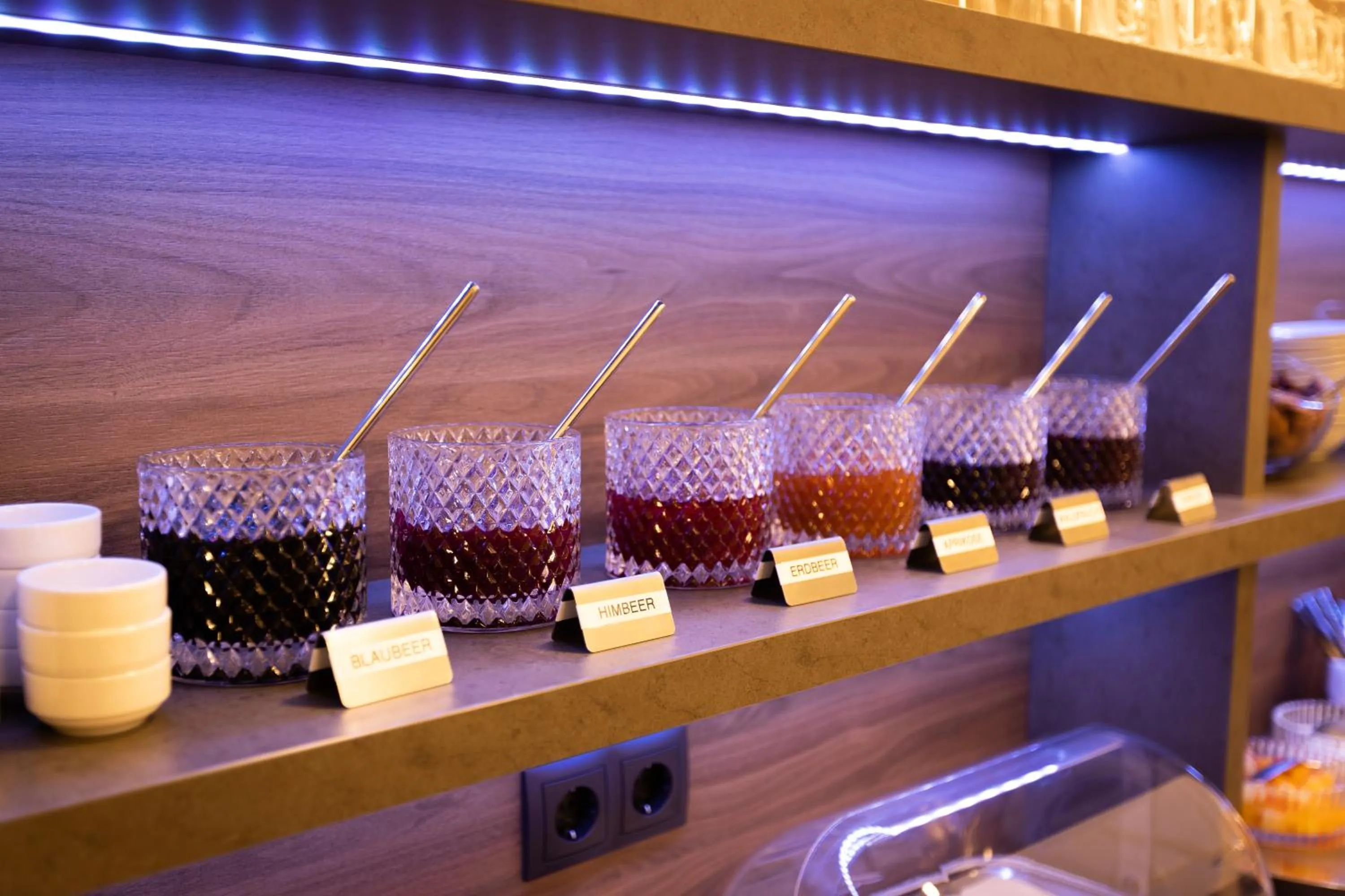 Breakfast in Firzlaff's Hotel