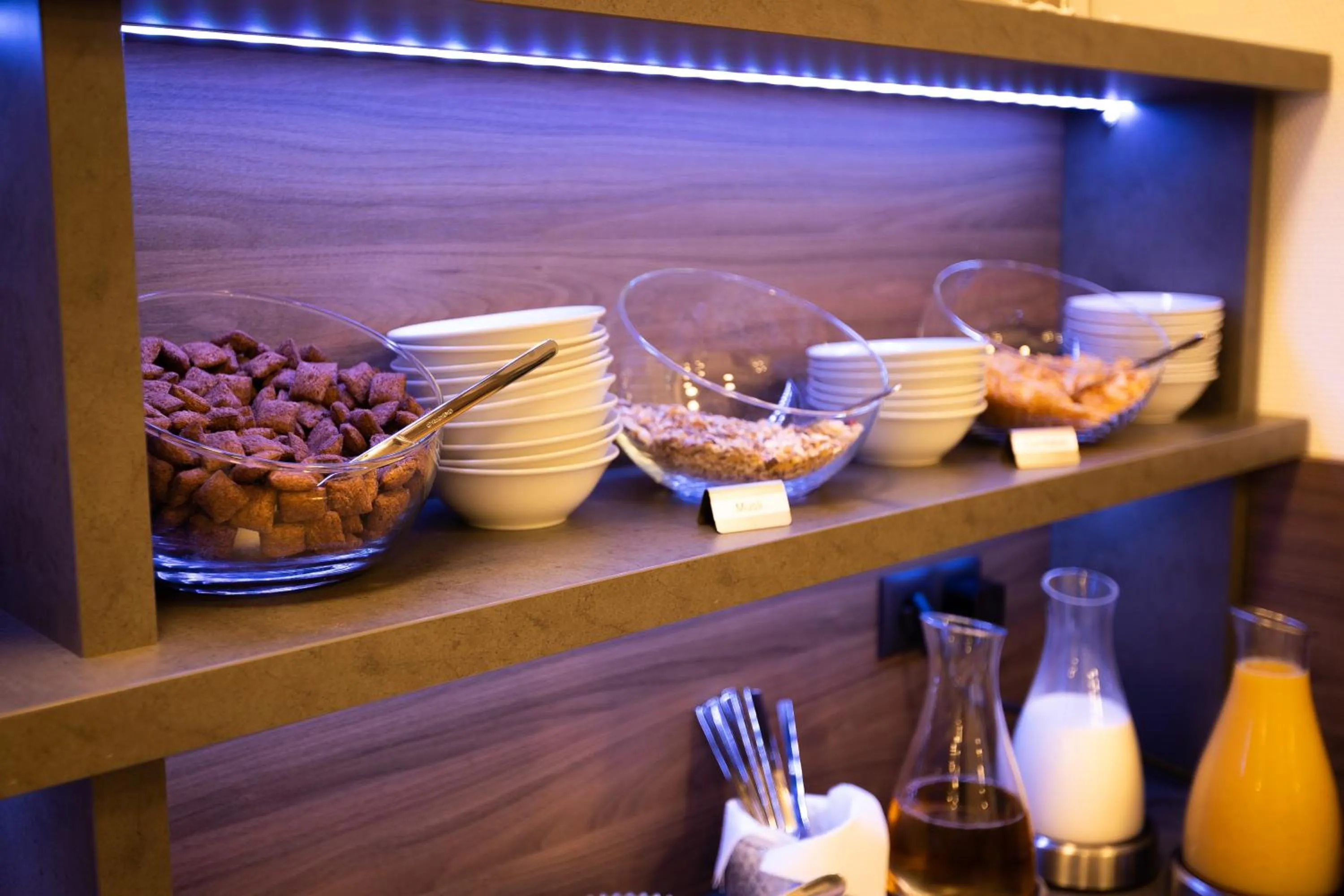 Breakfast in Firzlaff's Hotel