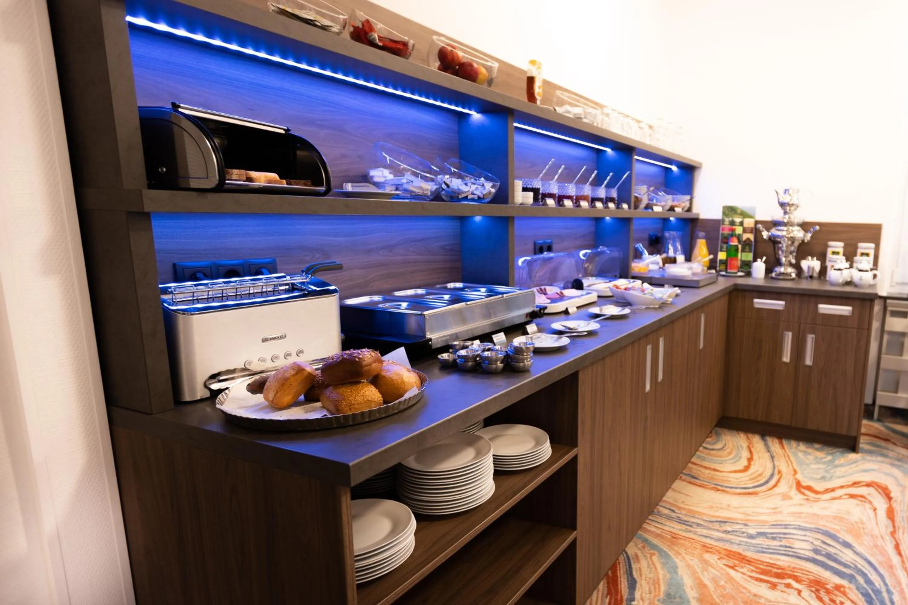 Breakfast in Firzlaff's Hotel