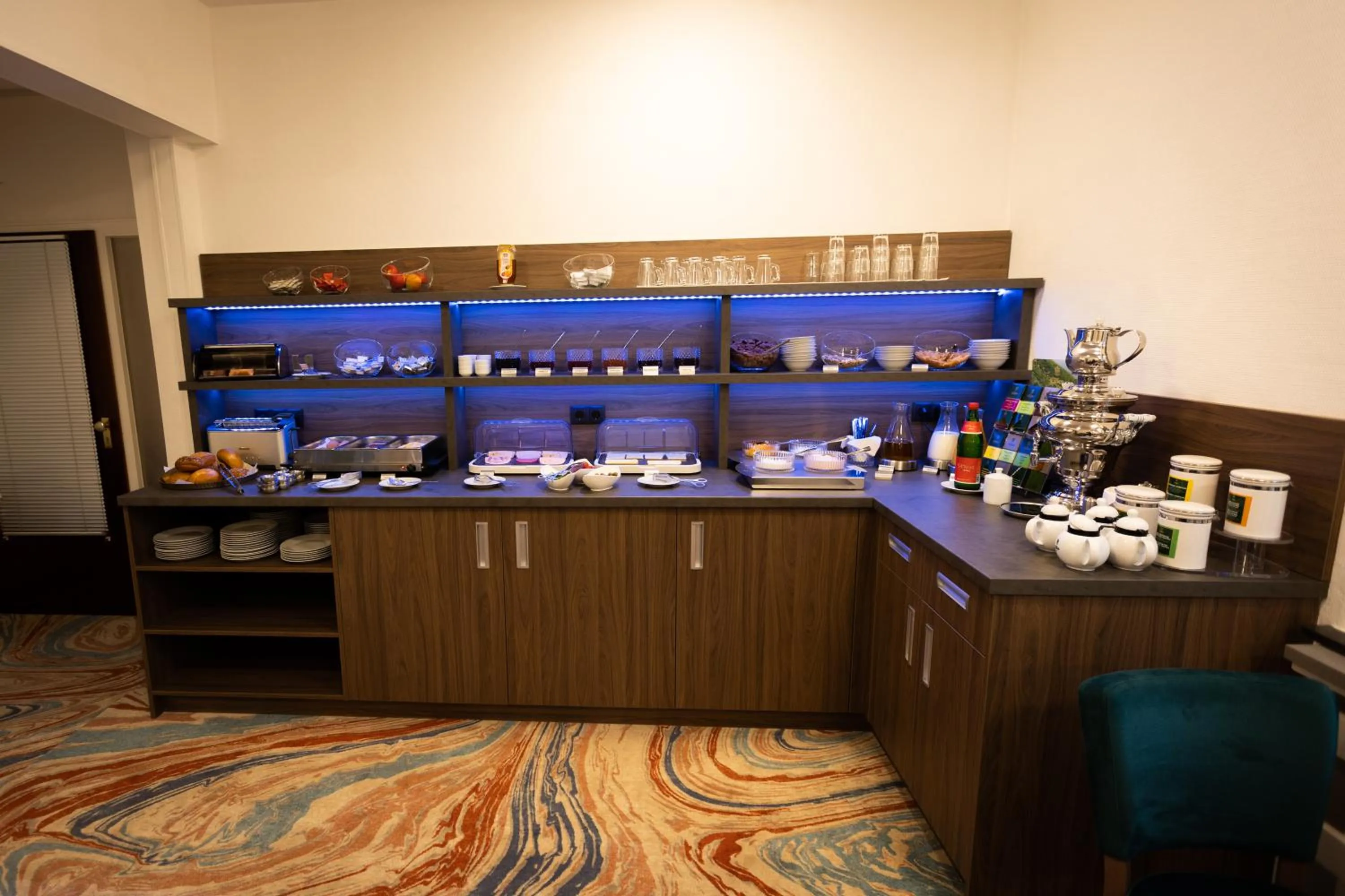 Breakfast in Firzlaff's Hotel