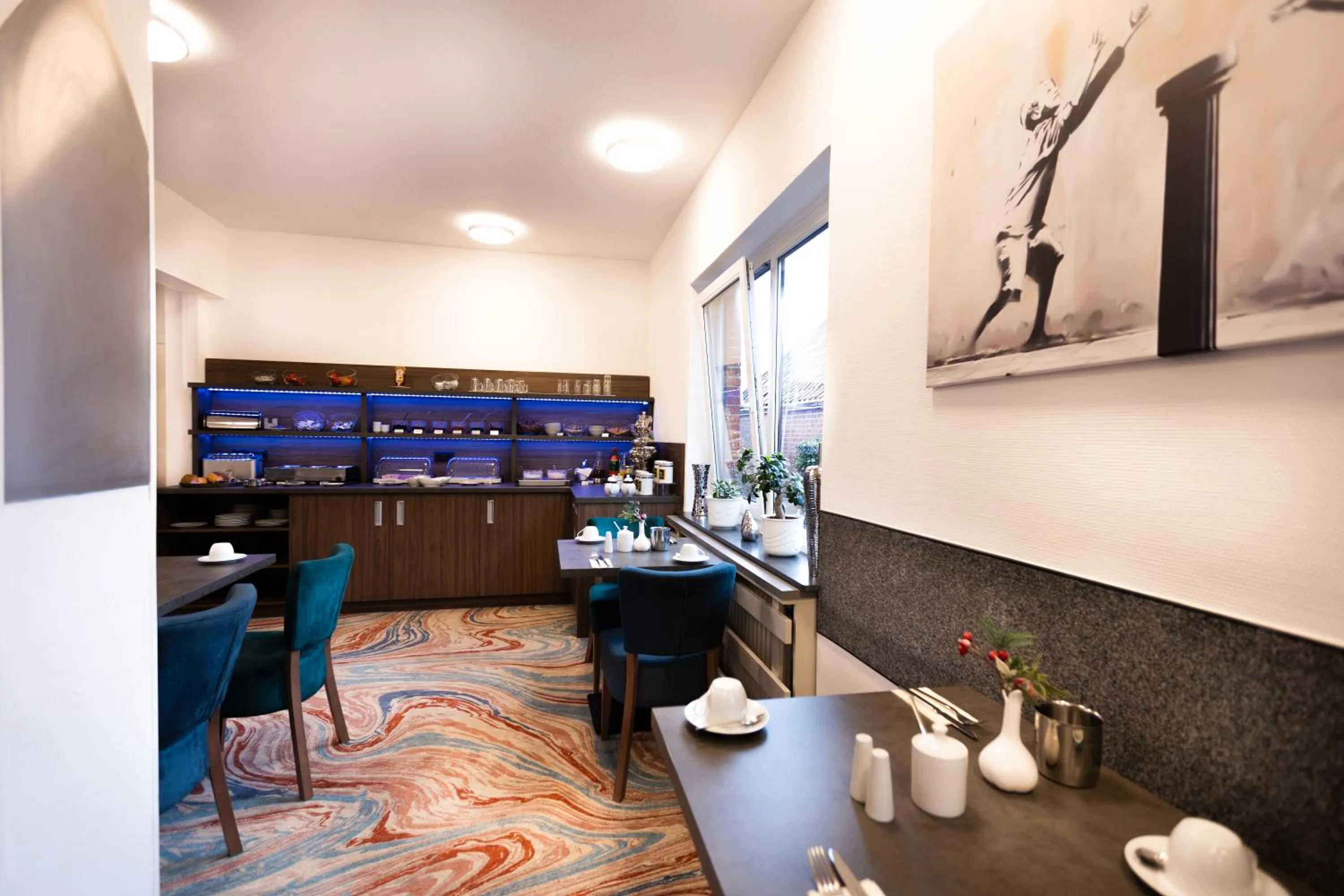 Breakfast in Firzlaff's Hotel