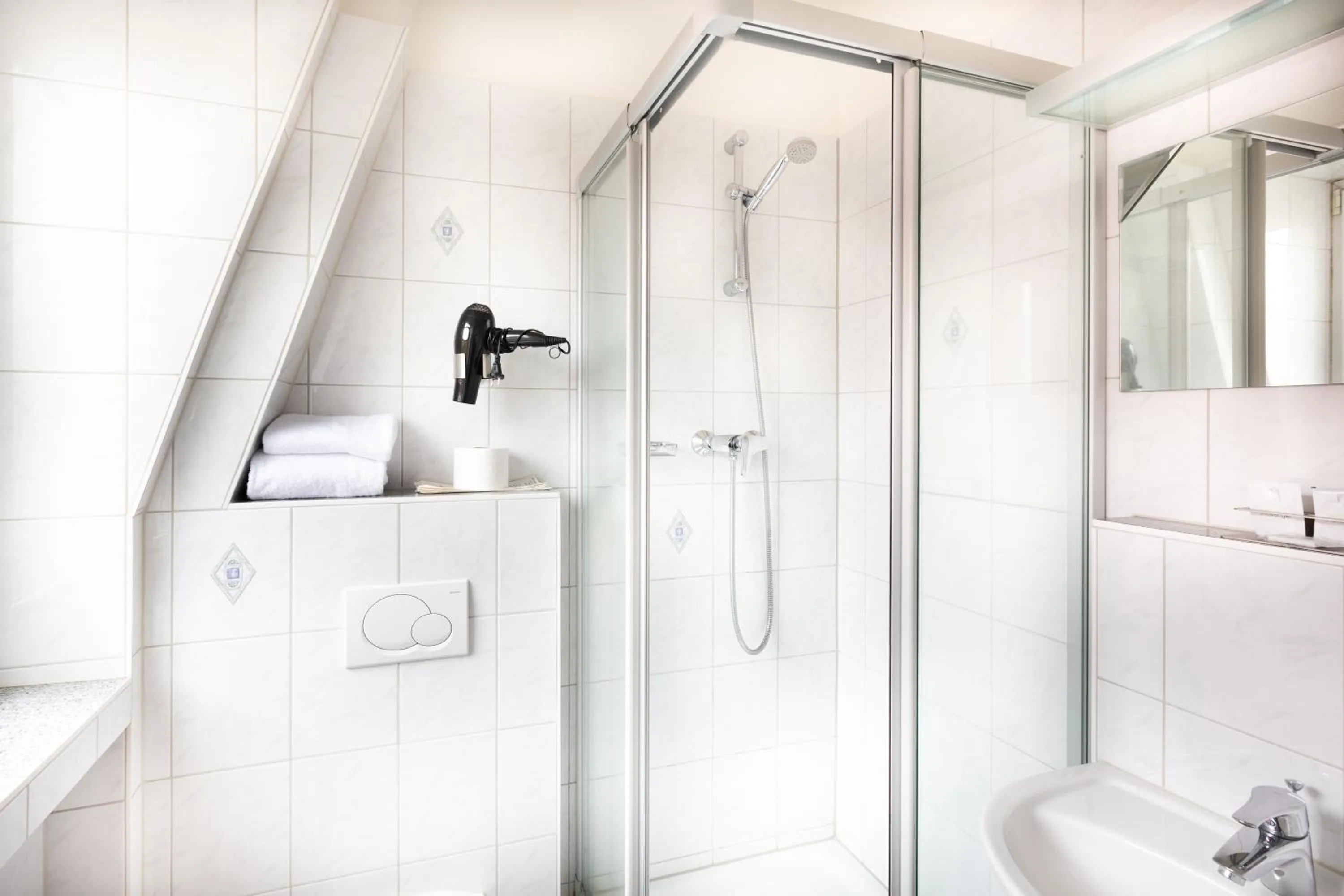 Bathroom in Firzlaff's Hotel