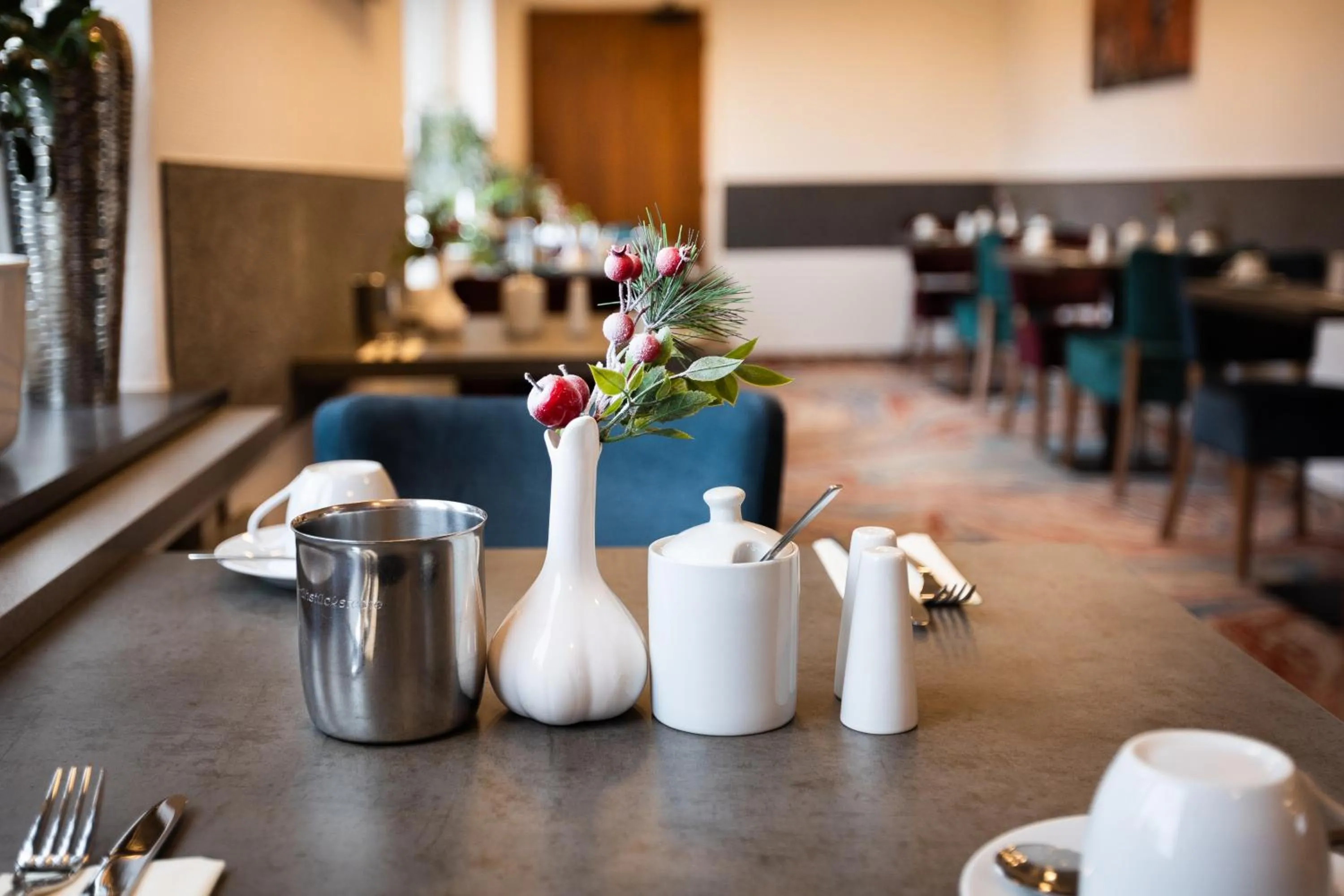 Breakfast in Firzlaff's Hotel