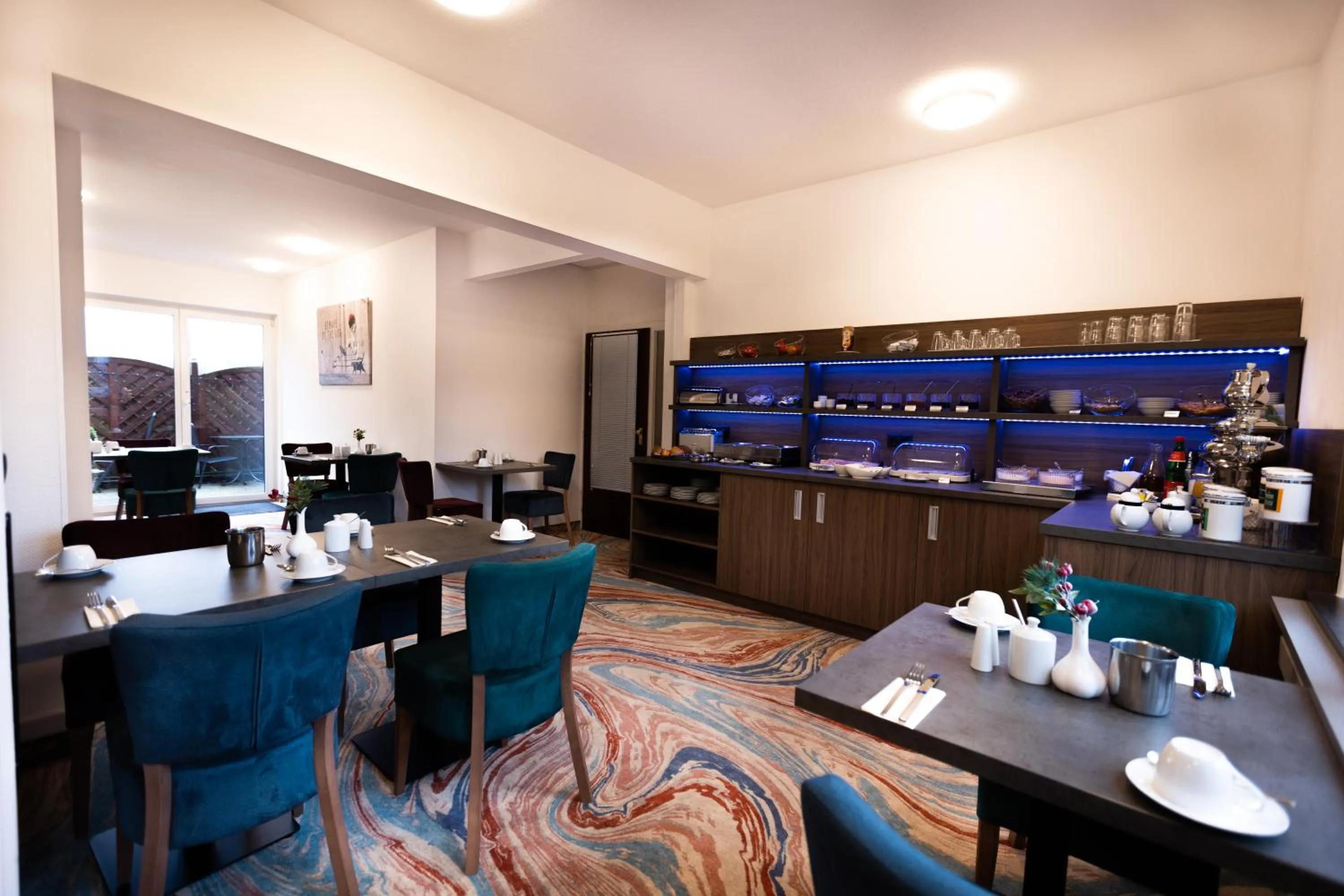 Breakfast in Firzlaff's Hotel