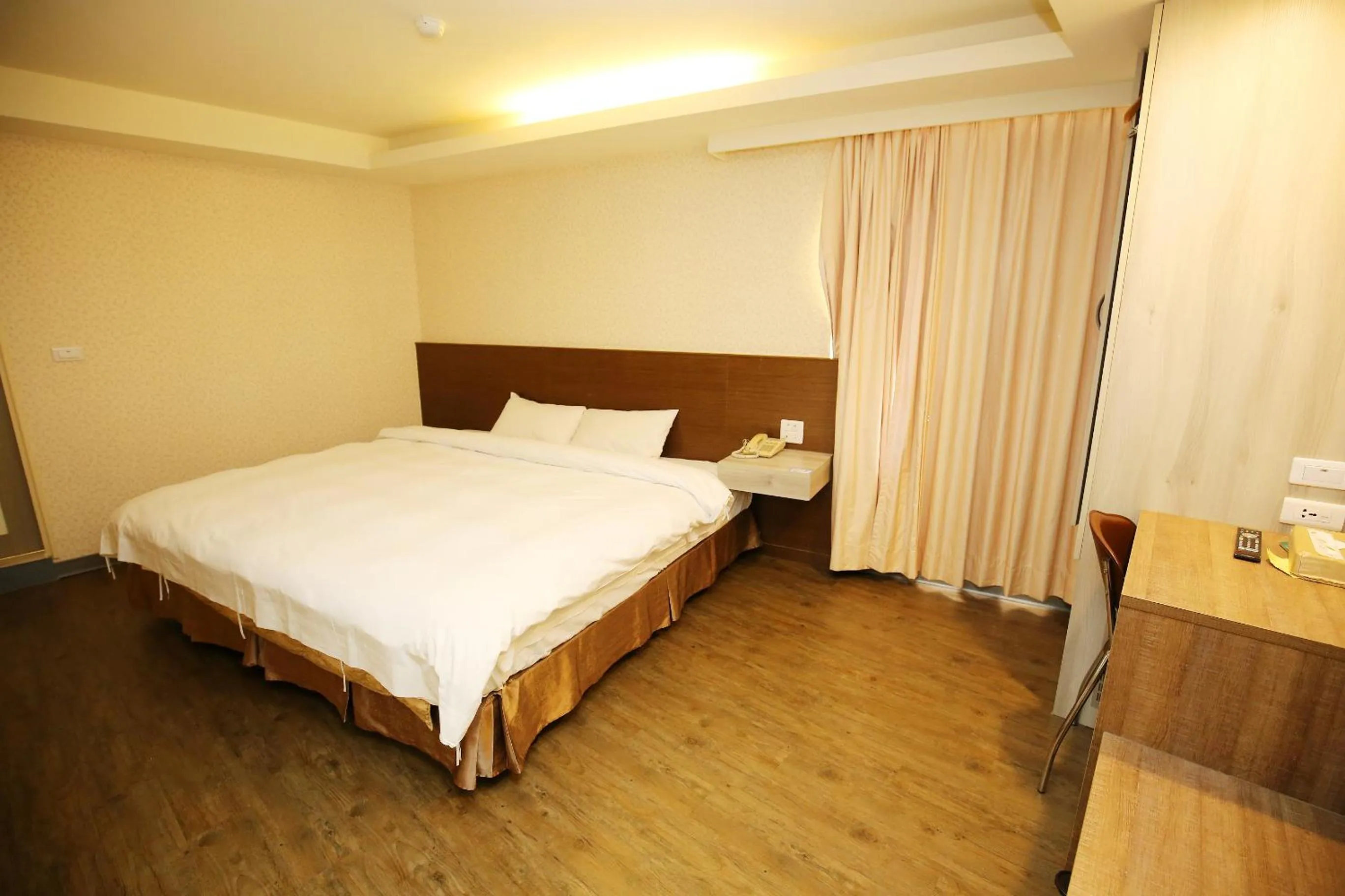 Photo of the whole room, Bed in Tai Shinu Hotel