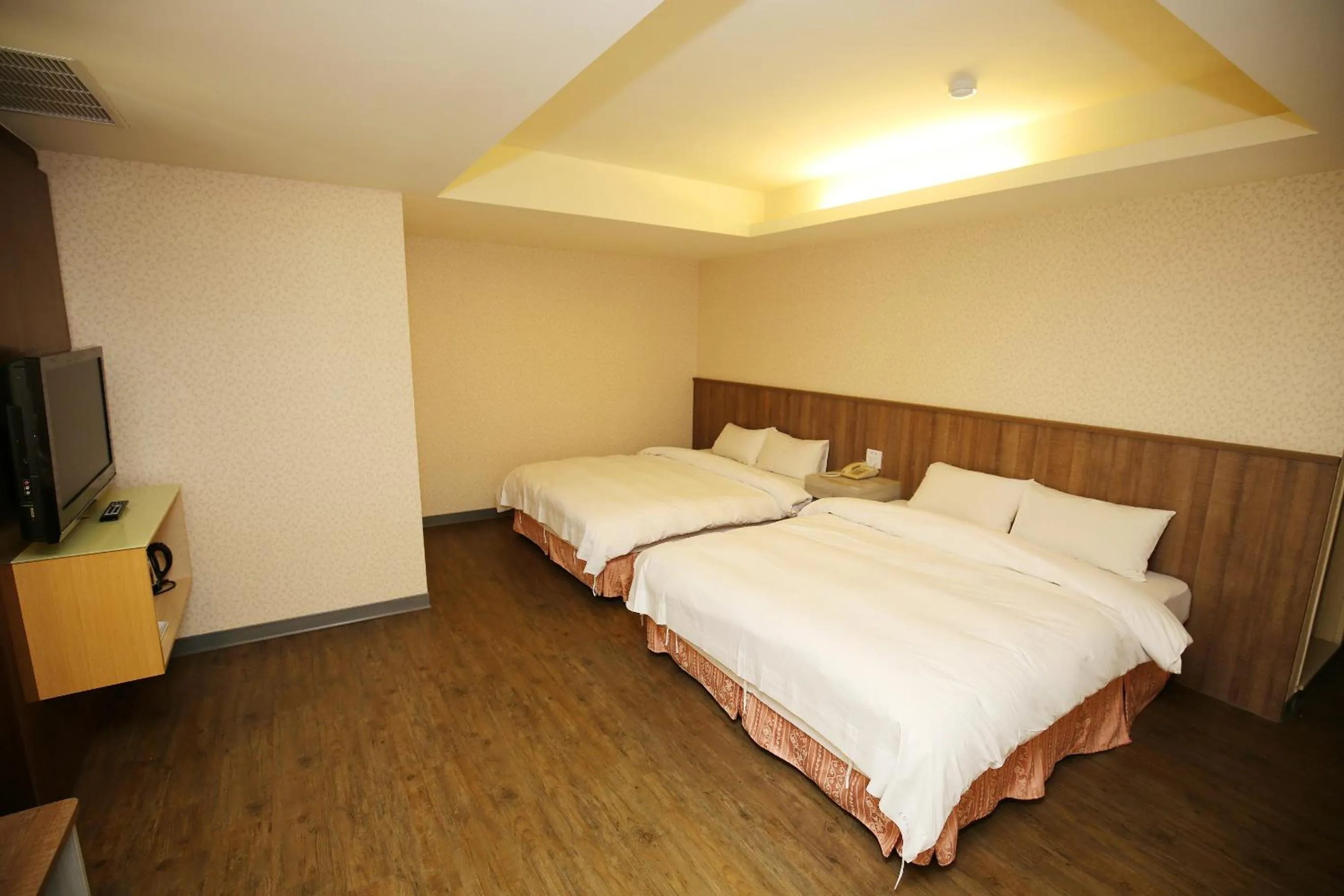 Photo of the whole room, Bed in Tai Shinu Hotel