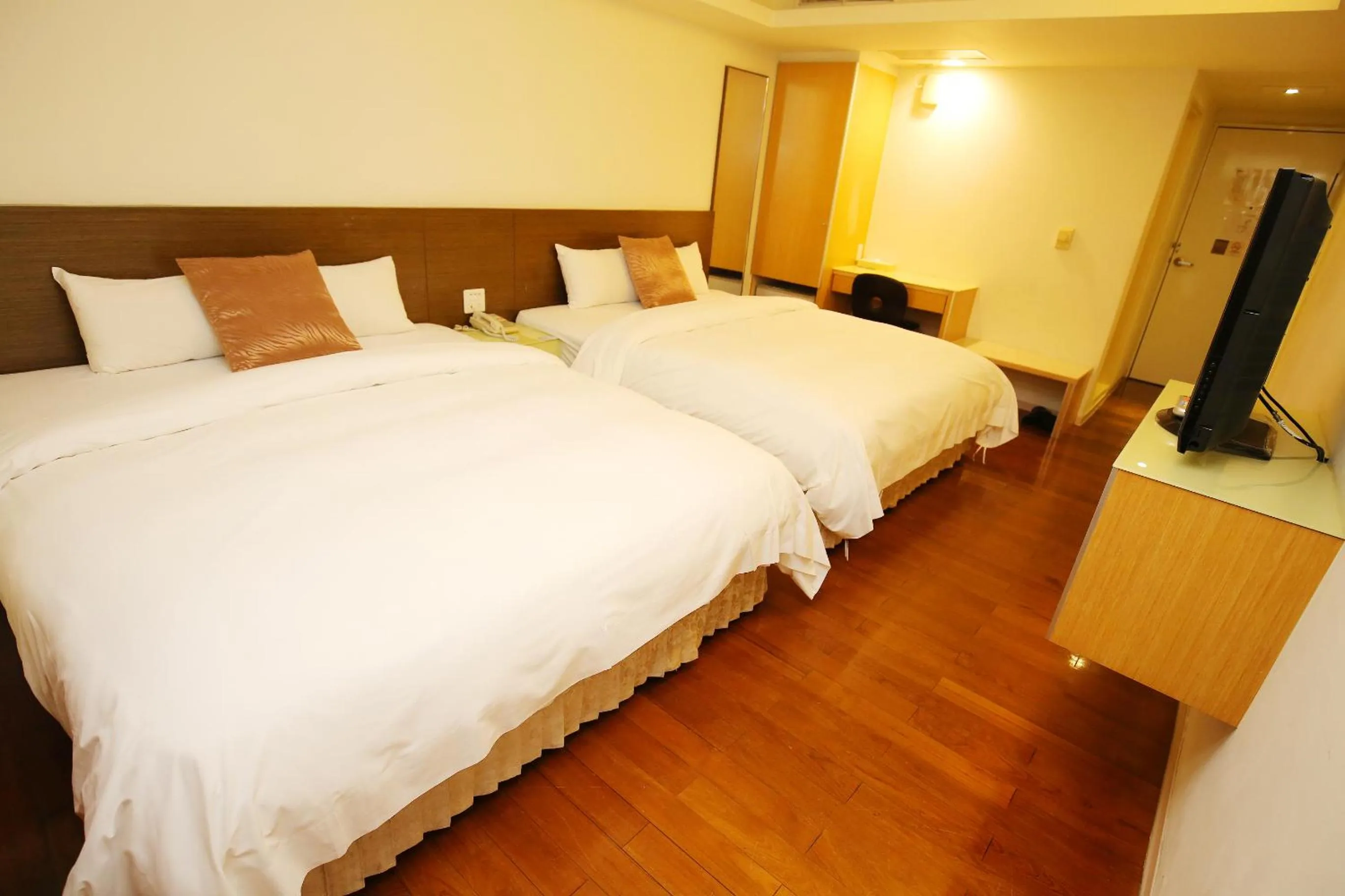 Photo of the whole room, Bed in Tai Shinu Hotel