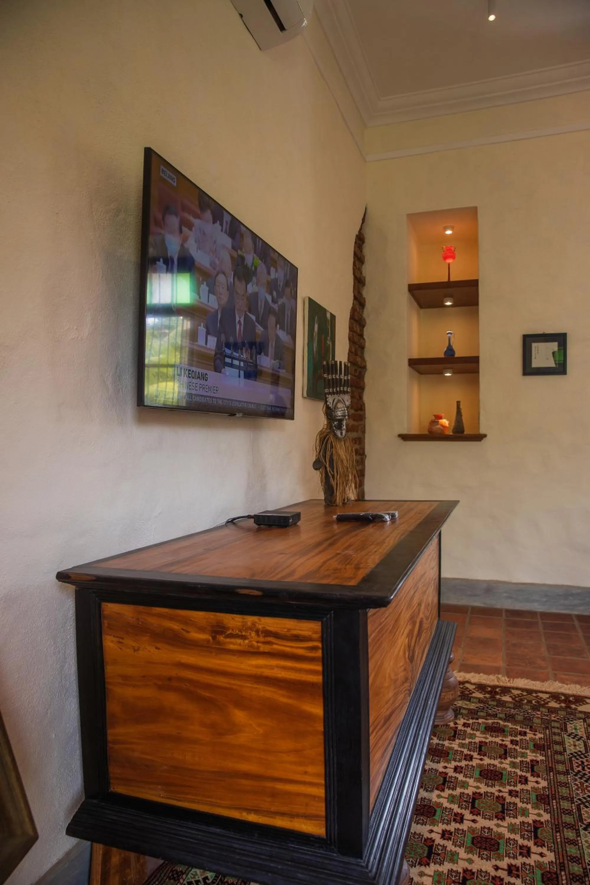 TV and multimedia in Sergeant House Boutique Villa & Private Beach